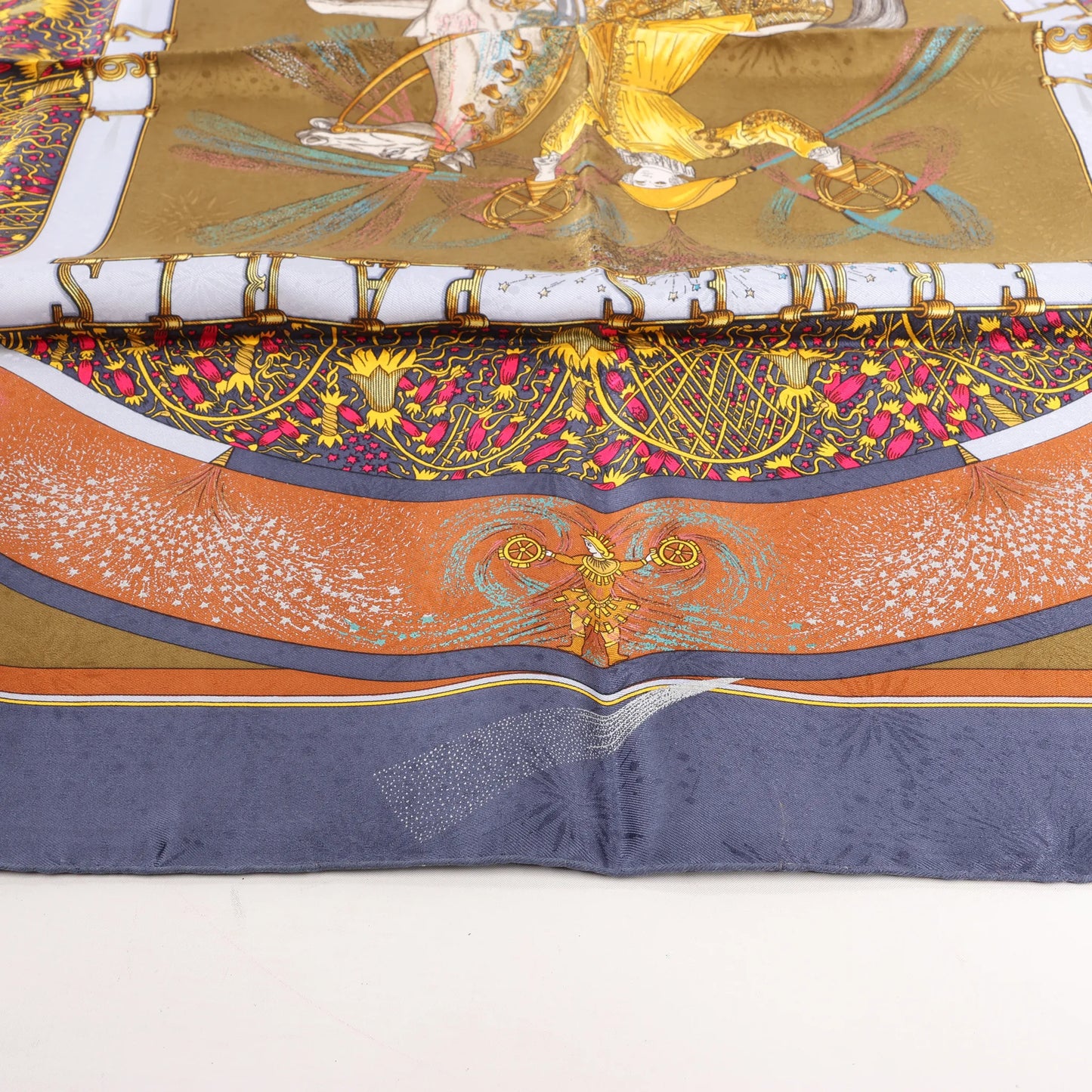 Hermès Carré 90 „FEUX D'ARTIFICE“ Seidentaschentuch in Marineblau x Braun