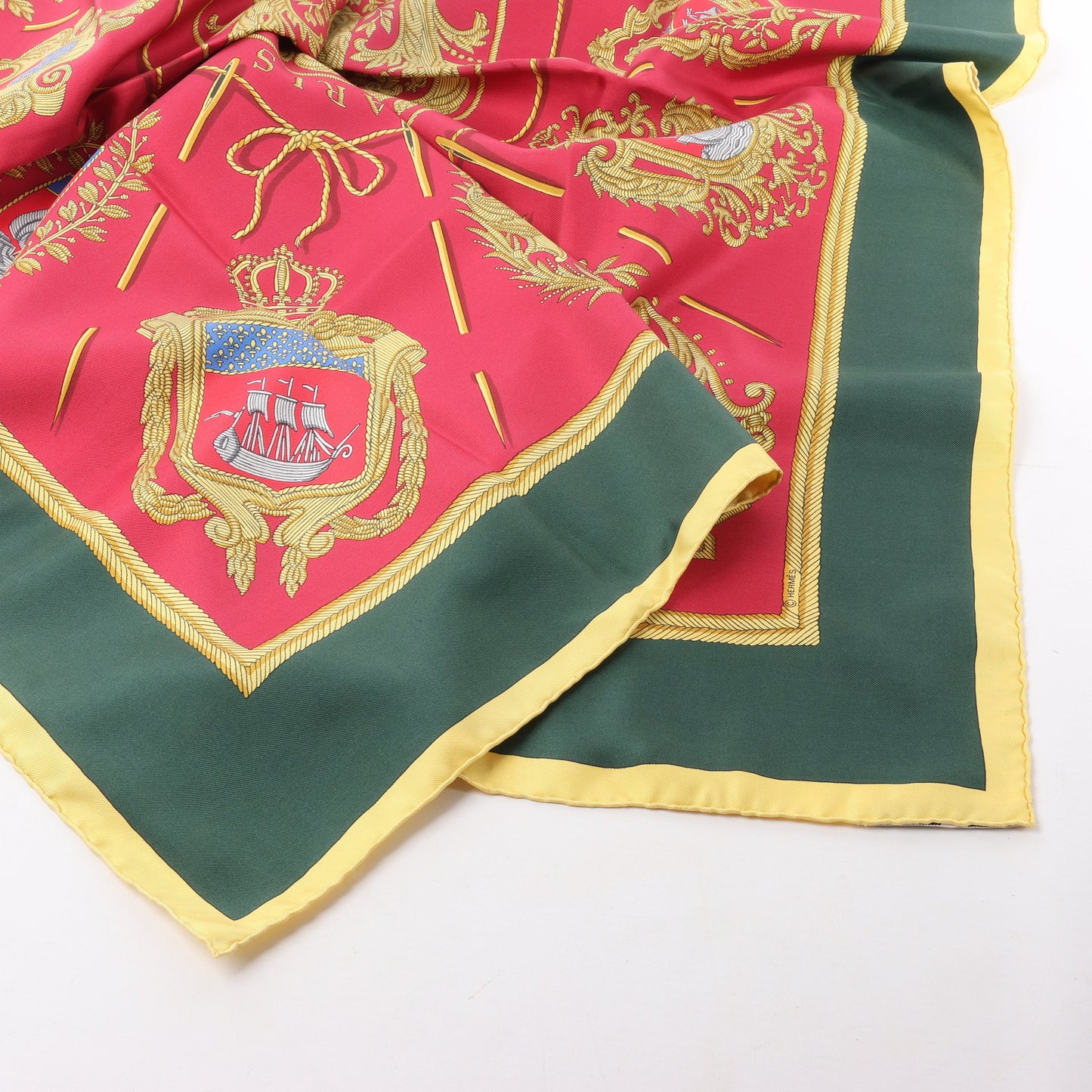Hermès Carré 90 "FLVCTVAT NEC MERGITVR" 100% Silk Scarf in Green x Red