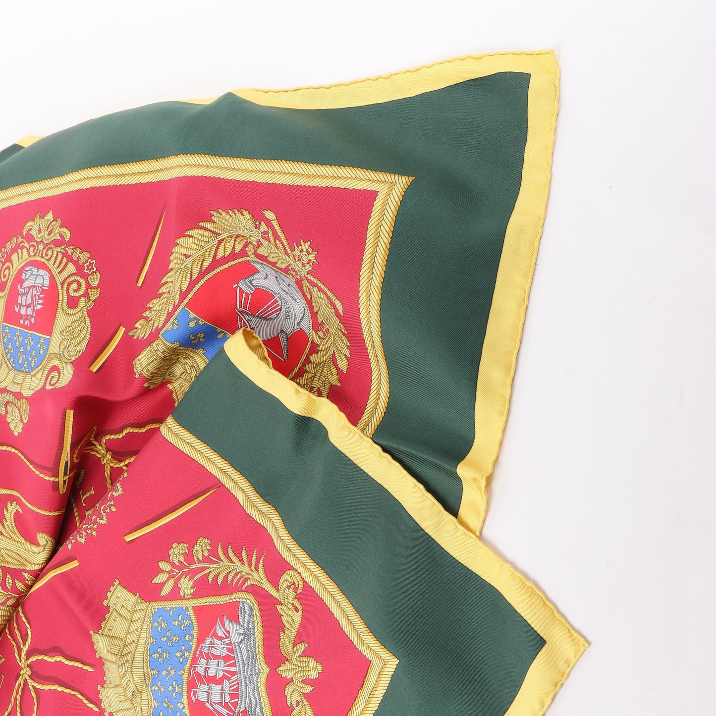 Hermès Carré 90 "FLVCTVAT NEC MERGITVR" 100% Silk Scarf in Green x Red