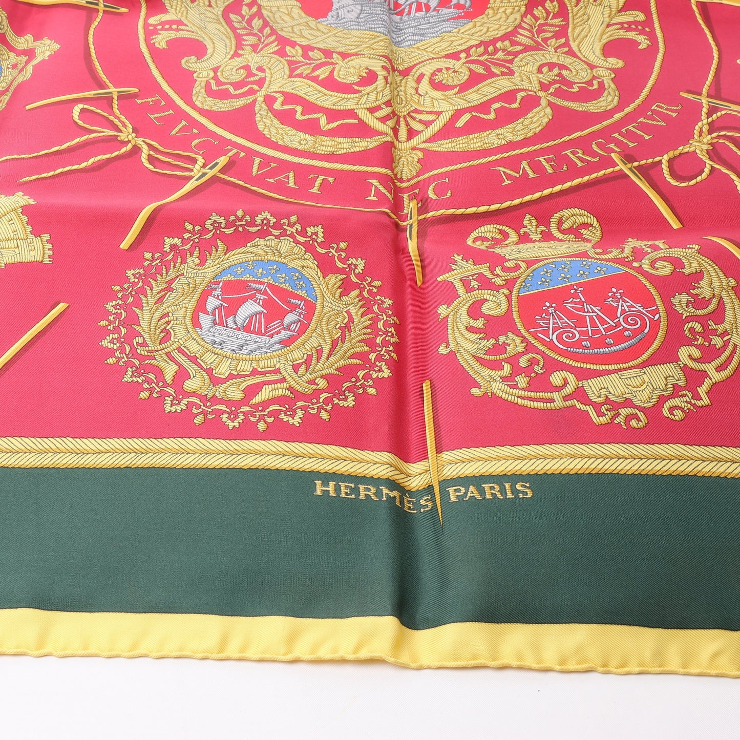 Hermès Carré 90 "FLVCTVAT NEC MERGITVR" 100% Silk Scarf in Green x Red