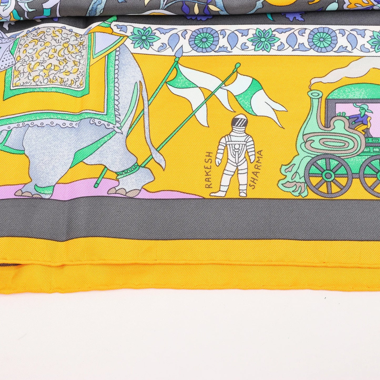 Hermès Carré 90 "Fantaisies Indiennes" Silk handkerchief in Navy Blue x Yellow