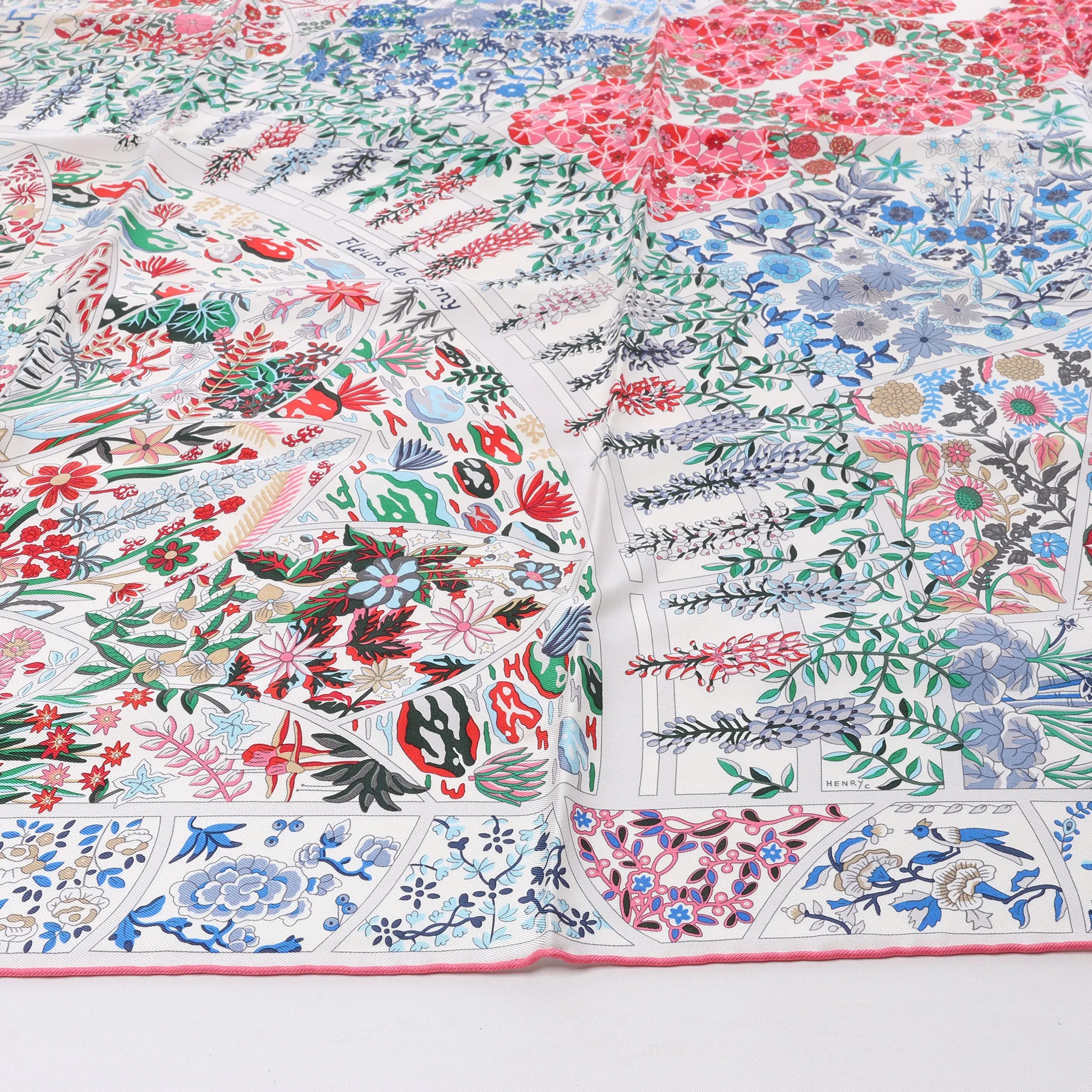 Hermès Carré 90 "Fleurs de Givern" Silk handkerchief in Gray x Red