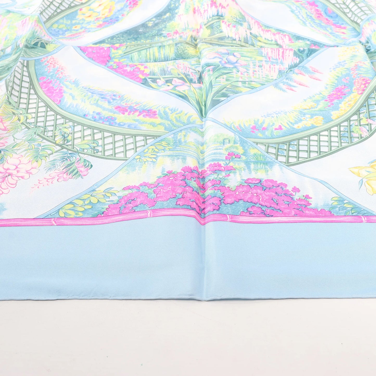 Mouchoir en soie Hermès Carré 90 « GIVERny » bleu clair