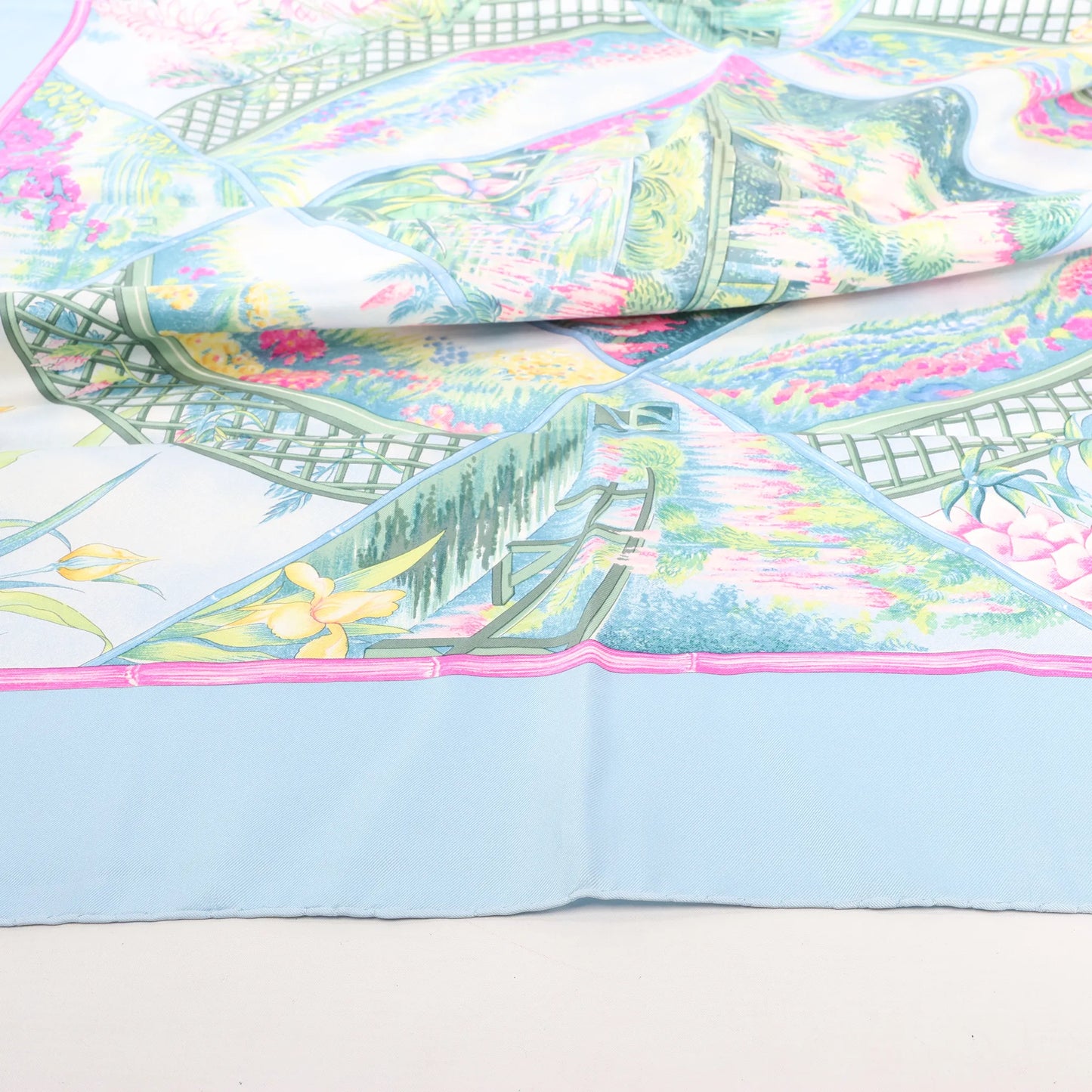 Mouchoir en soie Hermès Carré 90 « GIVERny » bleu clair