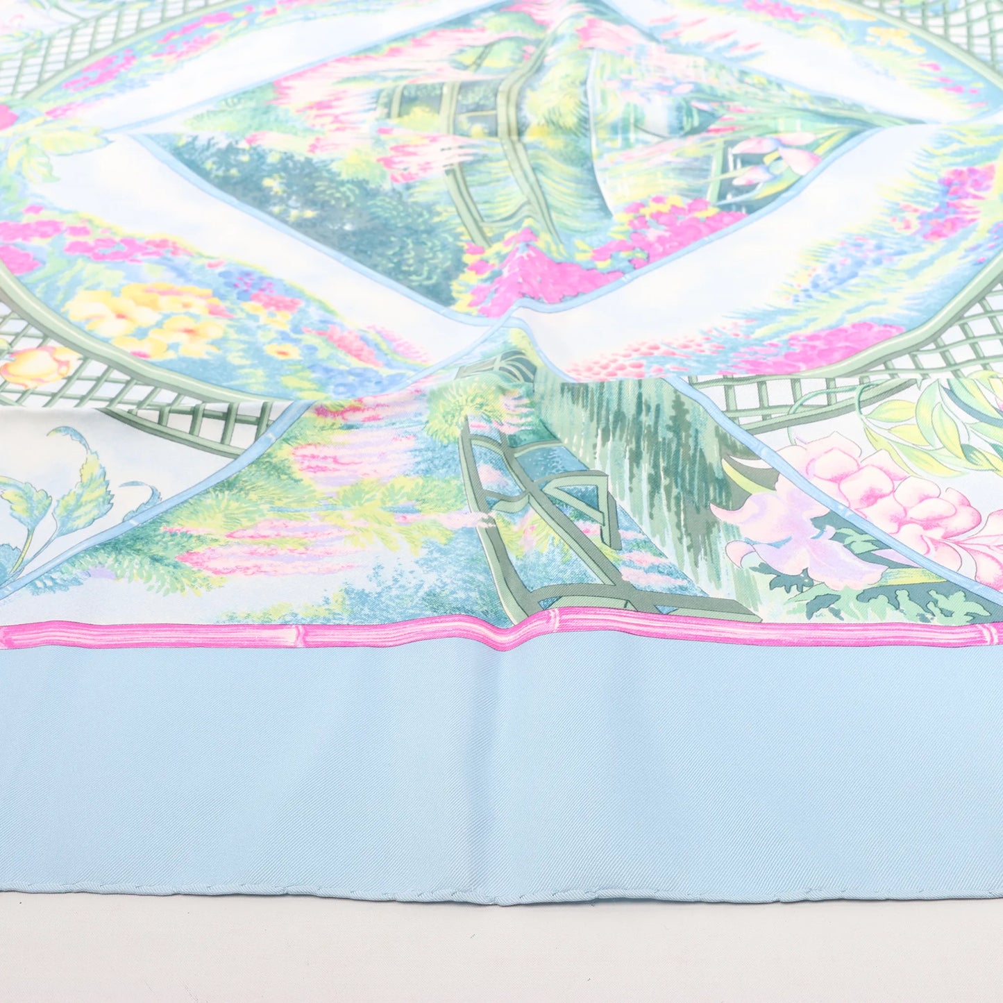 Mouchoir en soie Hermès Carré 90 « GIVERny » bleu clair