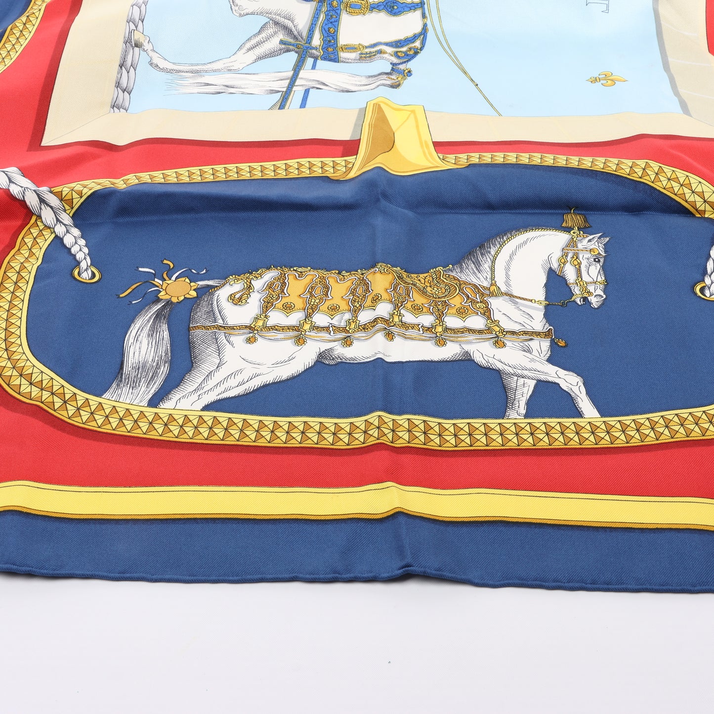 Carré Hermès Carré 90 « GRAND APPARAT » 100 % soie, bleu marine x rouge