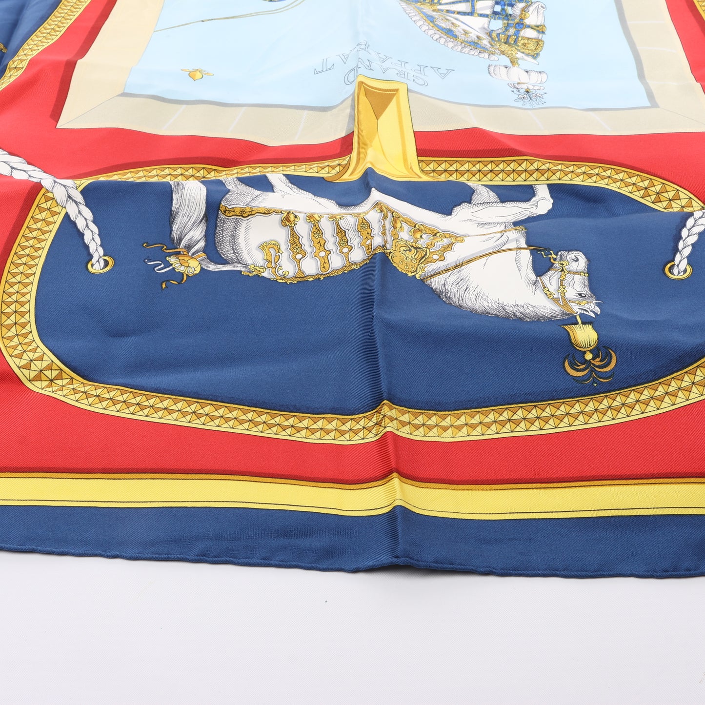 Carré Hermès Carré 90 « GRAND APPARAT » 100 % soie, bleu marine x rouge