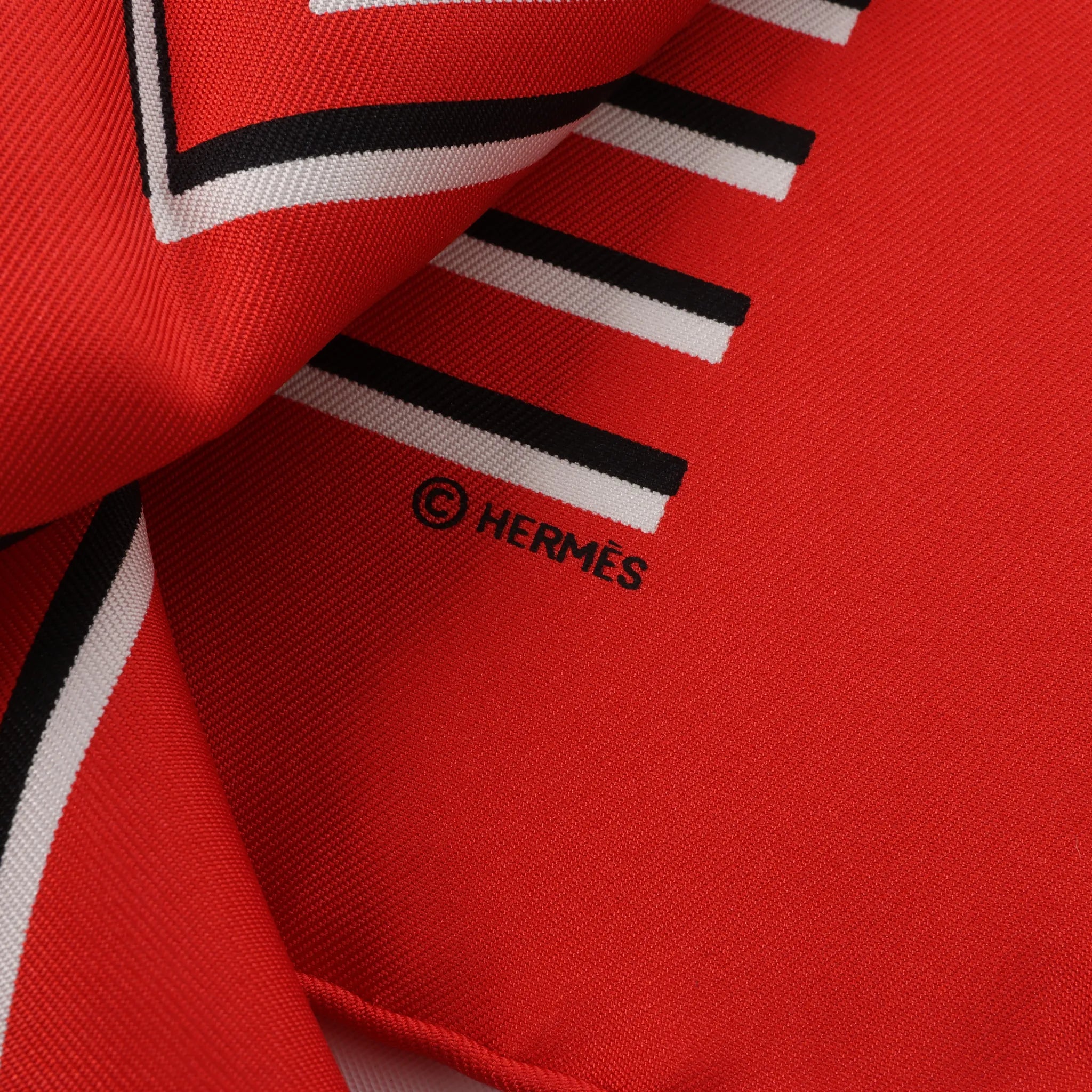 Hermès Carré 90 "H AU GALOP" Silk handkerchief in Red x Black