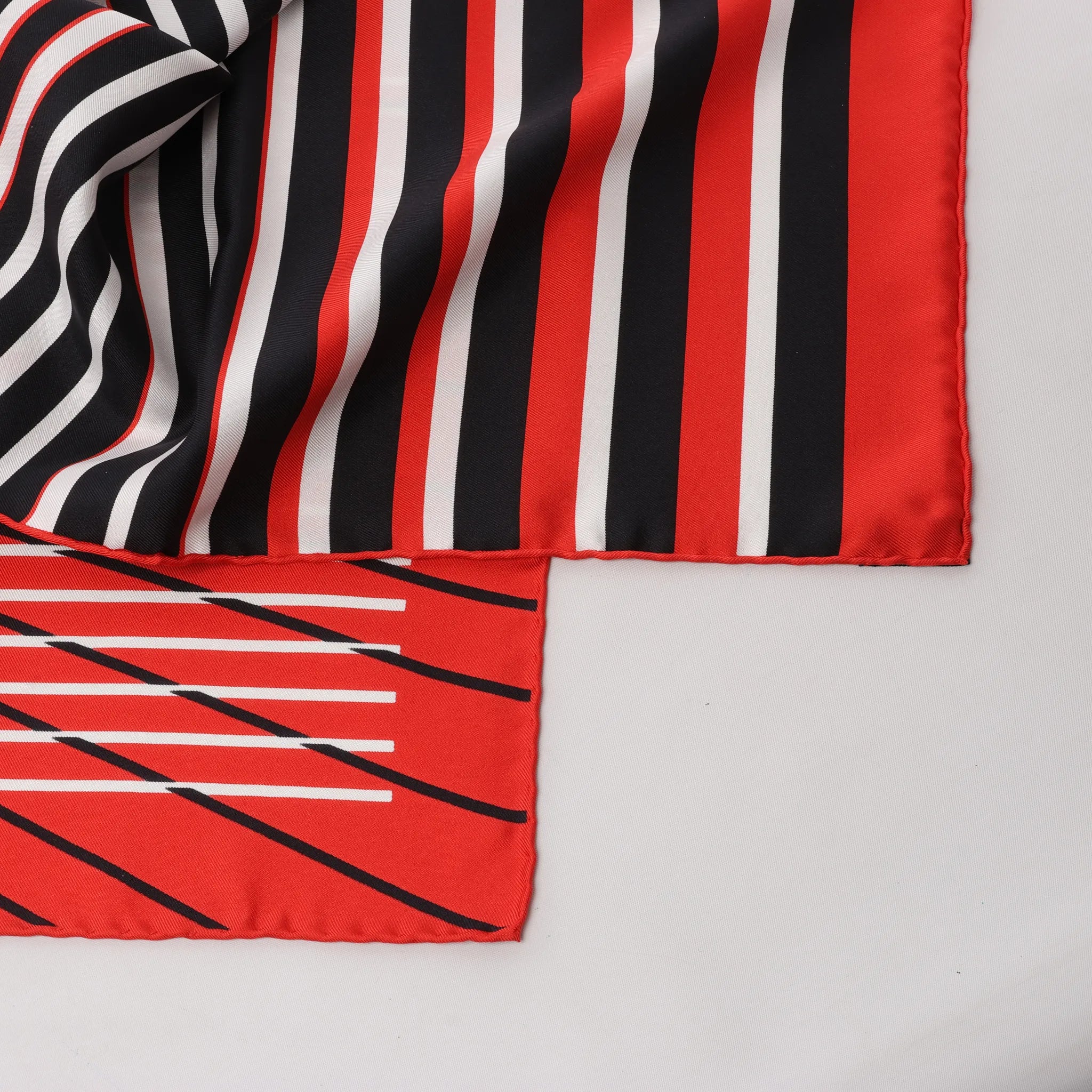 Hermès Carré 90 "H AU GALOP" Silk handkerchief in Red x Black