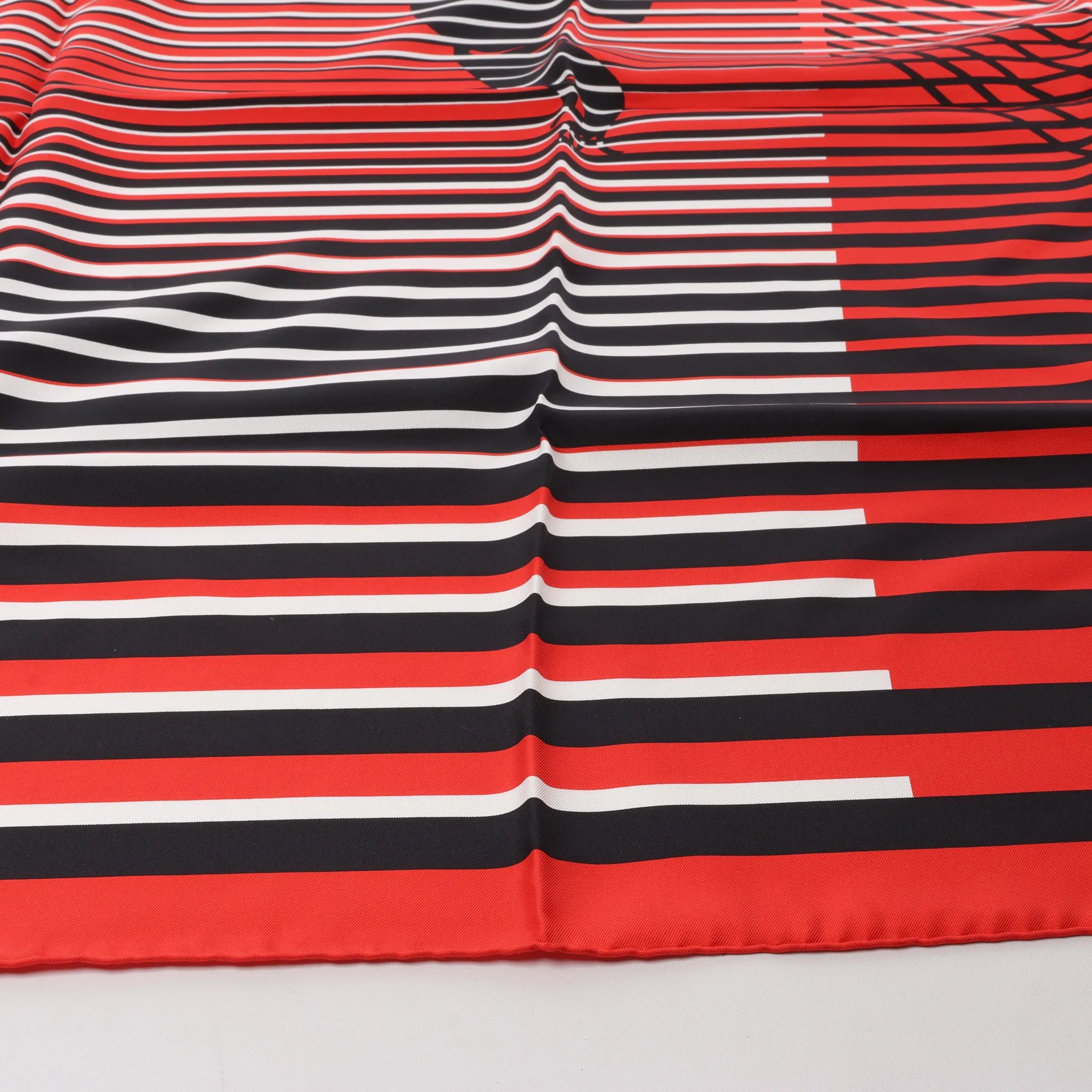Hermès Carré 90 "H AU GALOP" Silk handkerchief in Red x Black
