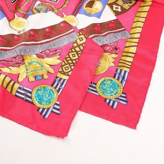 Hermès Carré 90 "HUACA PIRU" Mouchoir en soie en Rose
