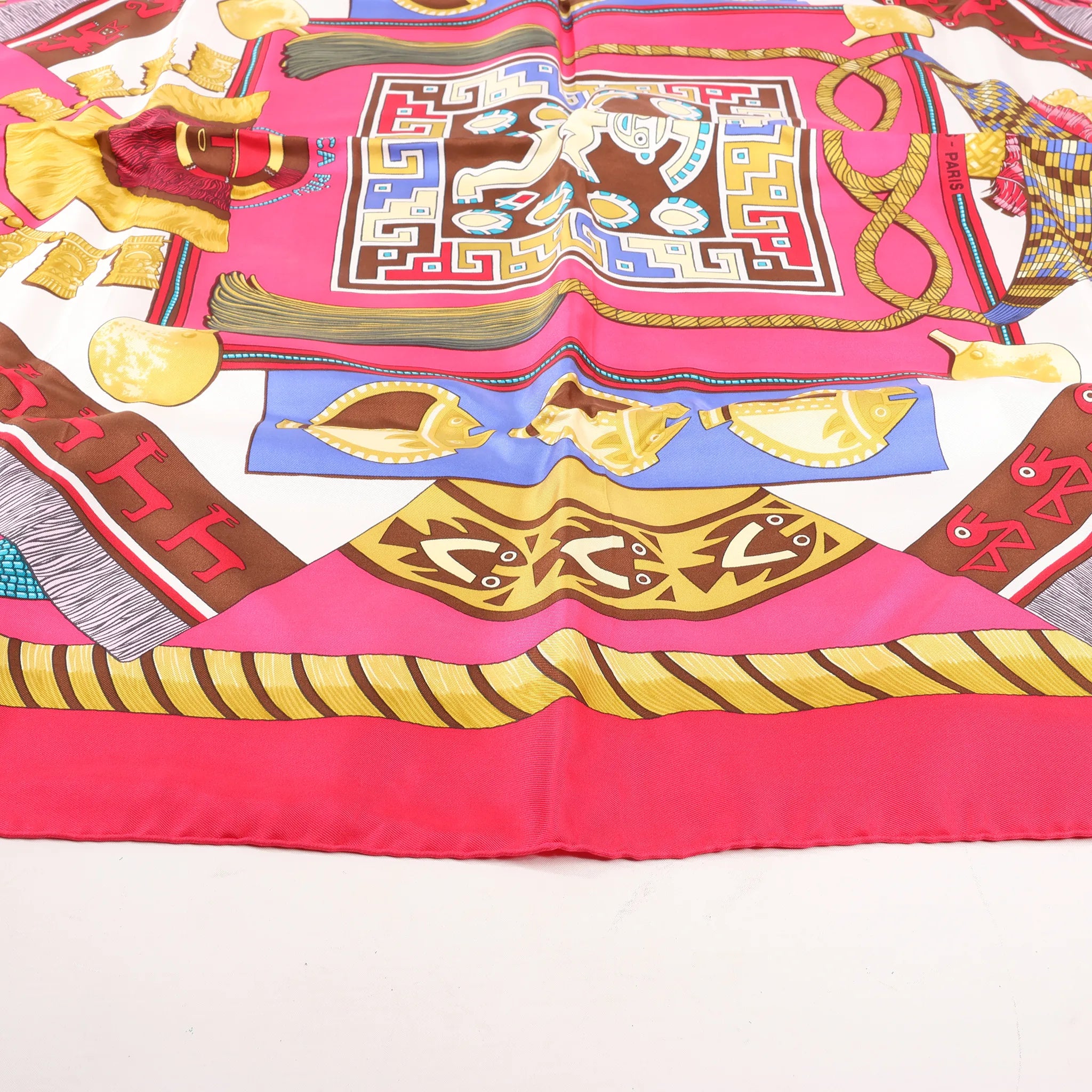 Hermès Carré 90 "HUACA PIRU" Silk handkerchief in Pink