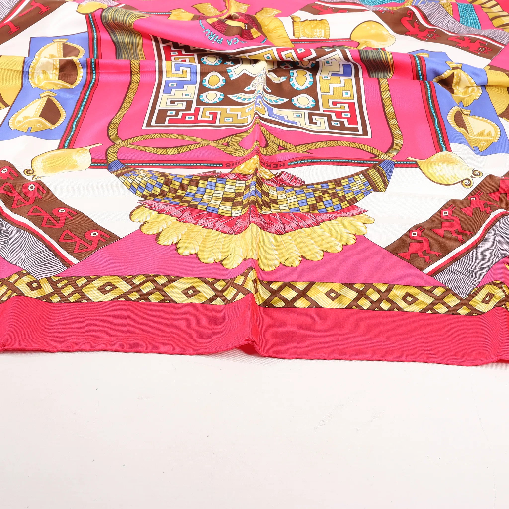 Hermès Carré 90 "HUACA PIRU" Silk handkerchief in Pink