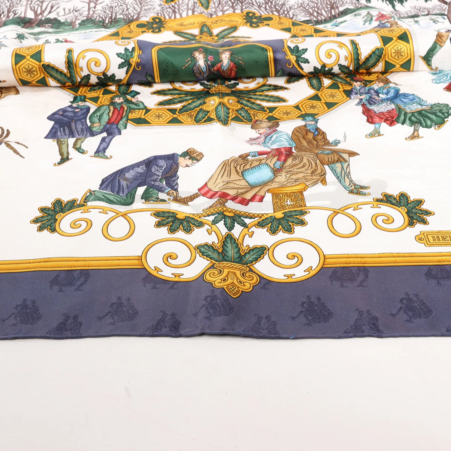 Hermès Carré 90 „Joies d'Hiver“ Seidentaschentuch in Marineblau