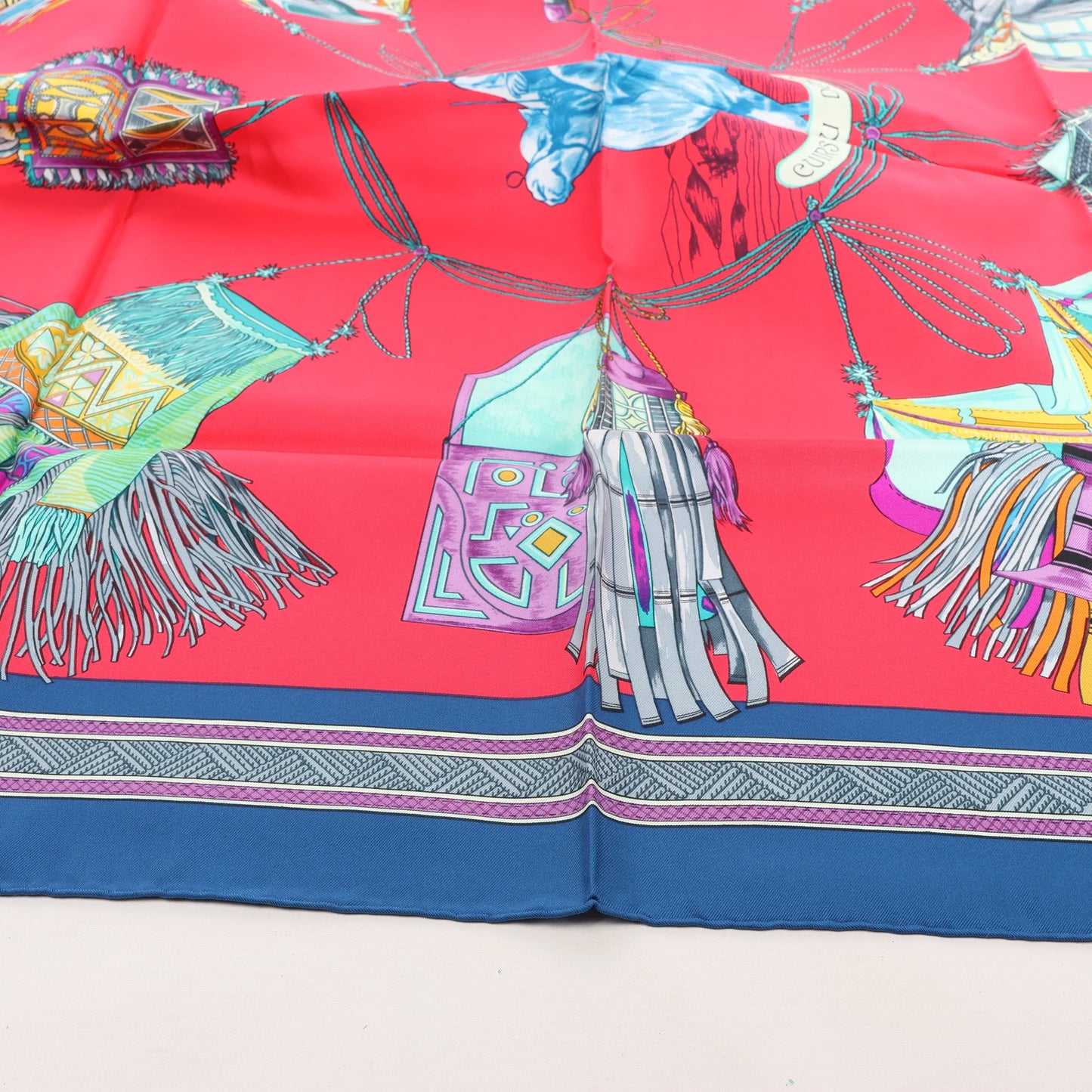 Hermès Carré 90 „Cuirs Du Desert“ Seidentaschentuch in Marineblau x Rot