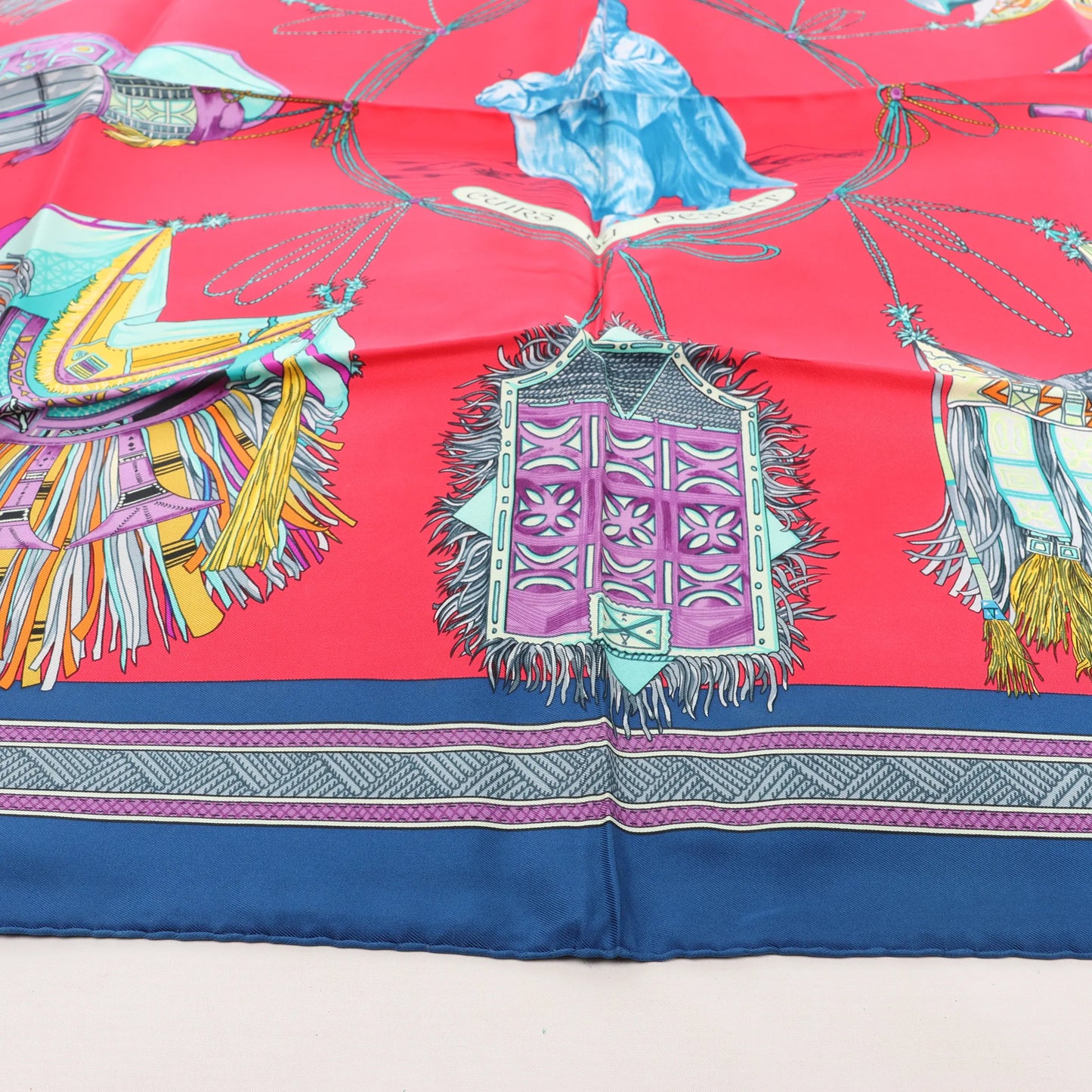 Hermès Carré 90 „Cuirs Du Desert“ Seidentaschentuch in Marineblau x Rot