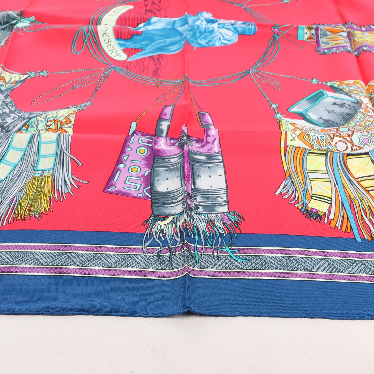 Hermès Carré 90 „Cuirs Du Desert“ Seidentaschentuch in Marineblau x Rot