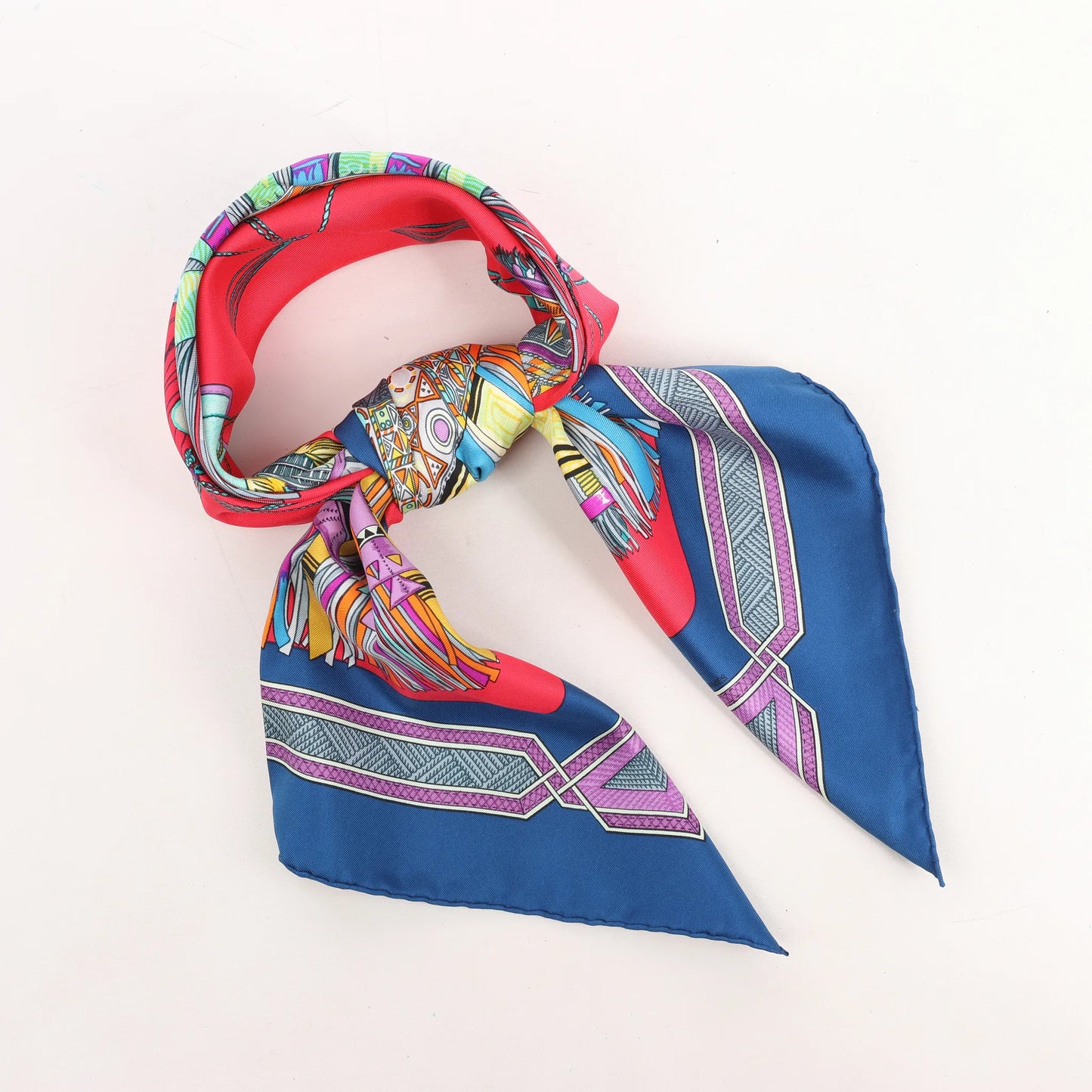 Hermès Carré 90 „Cuirs Du Desert“ Seidentaschentuch in Marineblau x Rot