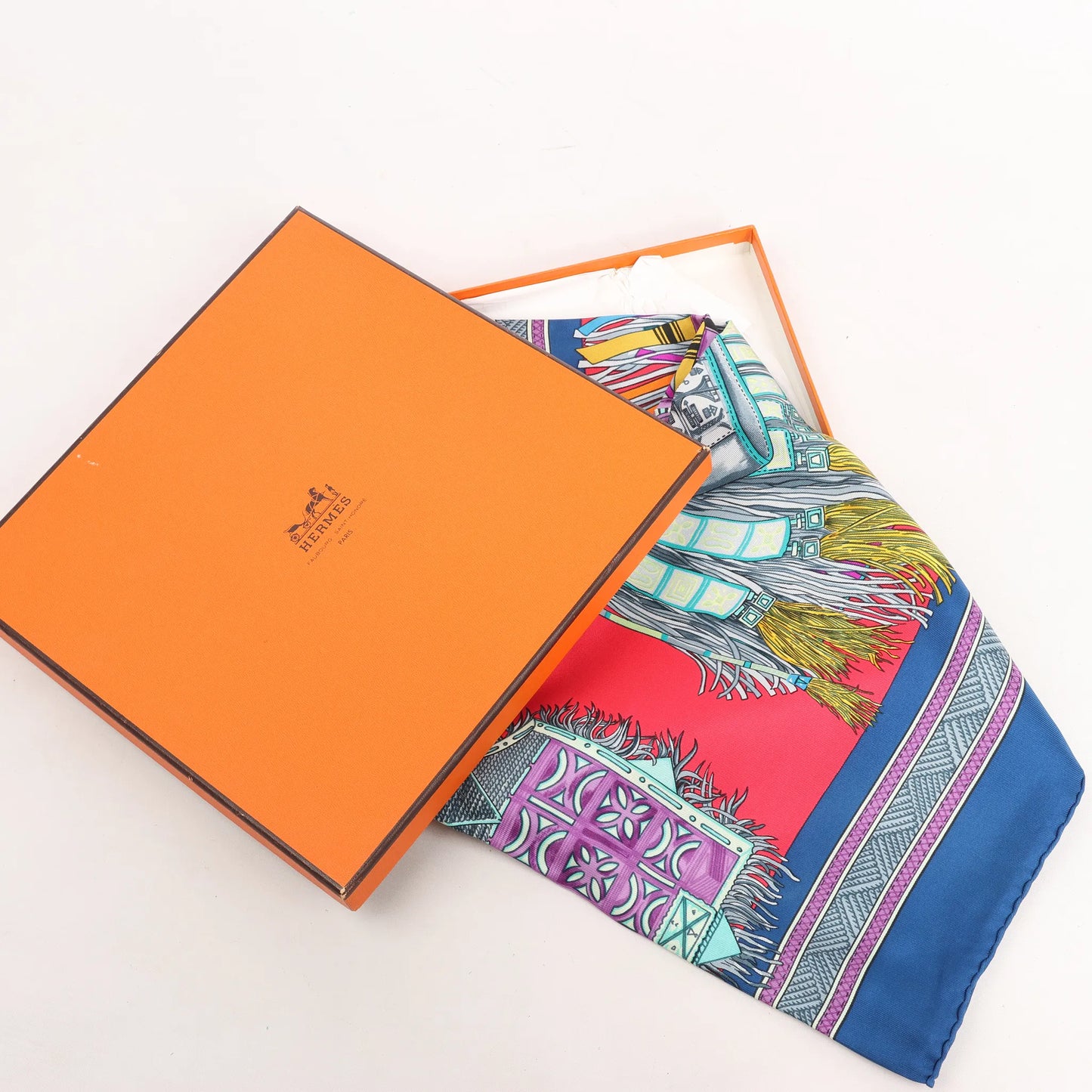 Hermès Carré 90 „Cuirs Du Desert“ Seidentaschentuch in Marineblau x Rot