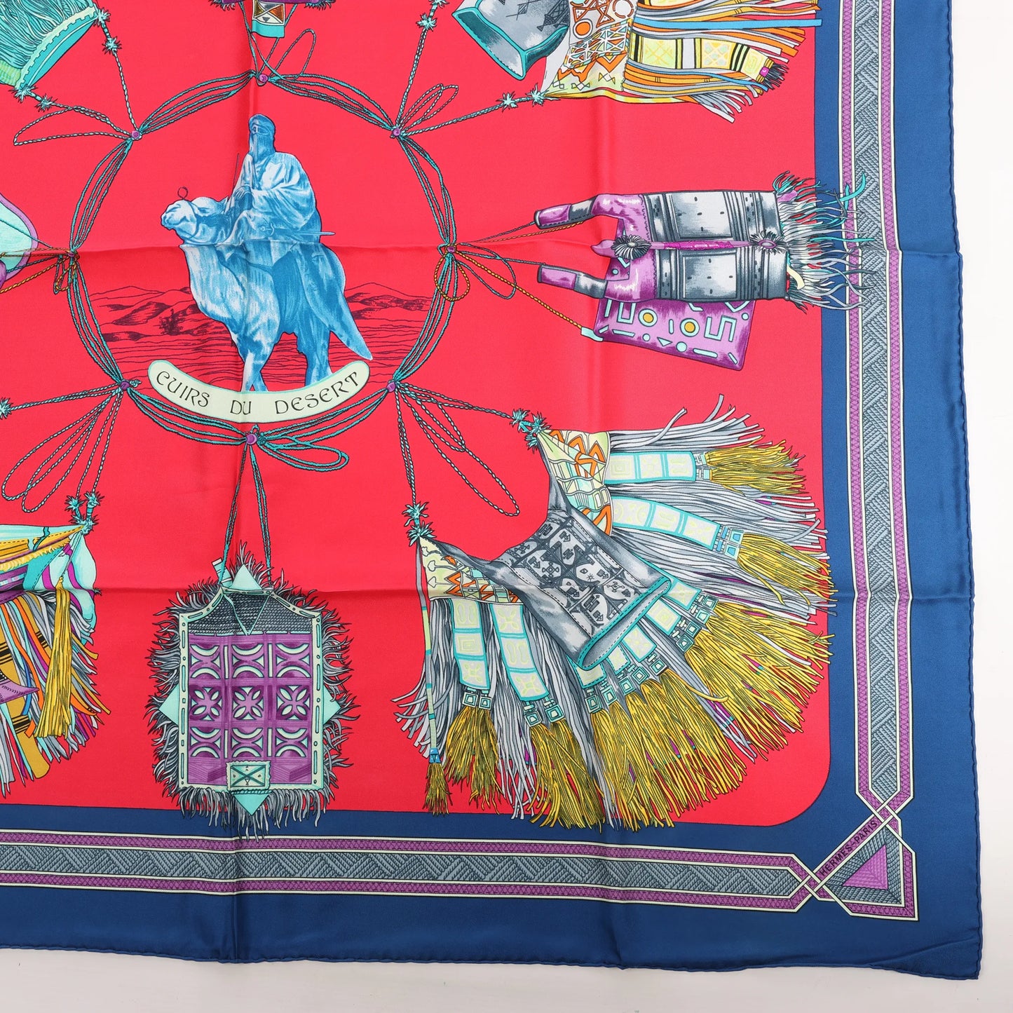 Hermès Carré 90 „Cuirs Du Desert“ Seidentaschentuch in Marineblau x Rot