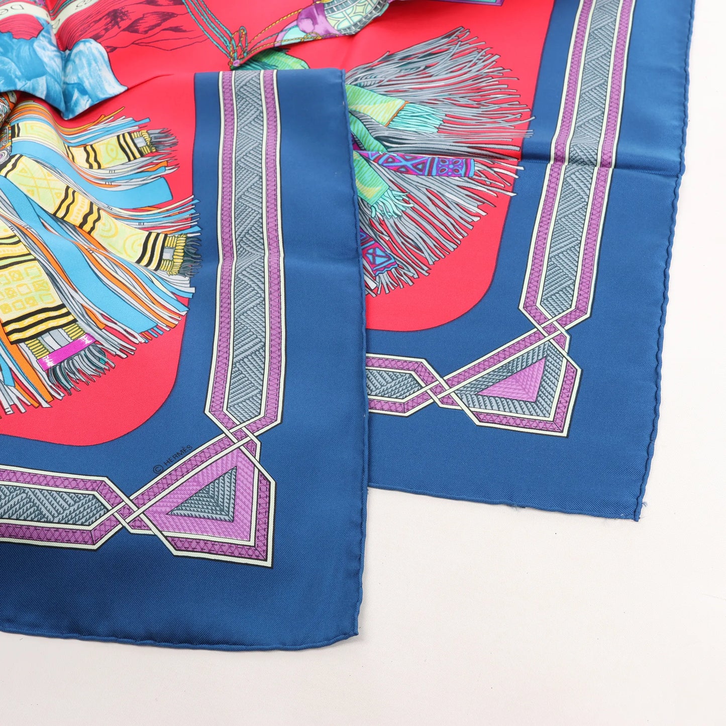 Hermès Carré 90 „Cuirs Du Desert“ Seidentaschentuch in Marineblau x Rot