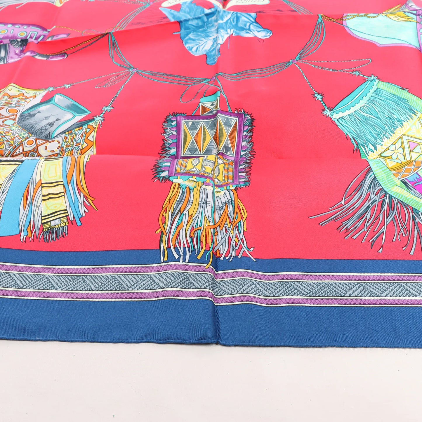 Hermès Carré 90 „Cuirs Du Desert“ Seidentaschentuch in Marineblau x Rot