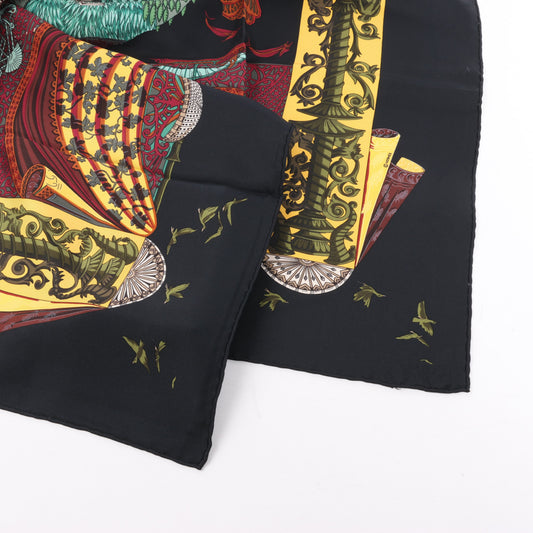 Carré Hermès Carré 90 « L'Atlantide » 100 % soie noir