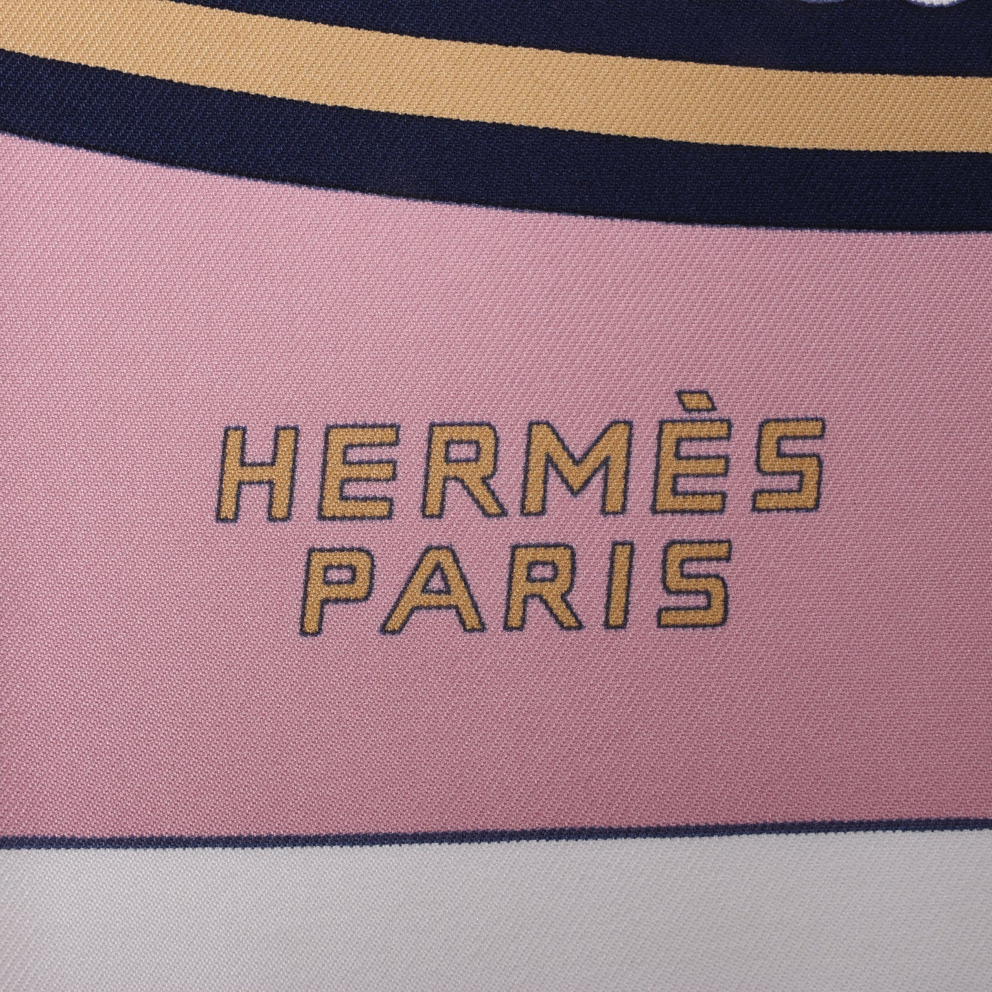 Hermès Carré 90 "LA BERLINE BAYADERE" Mouchoir en soie en Rose