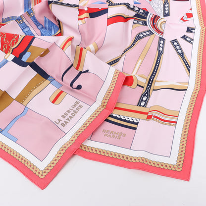 Hermès Carré 90 "LA BERLINE BAYADERE" Foulard 100% Soie en Rose