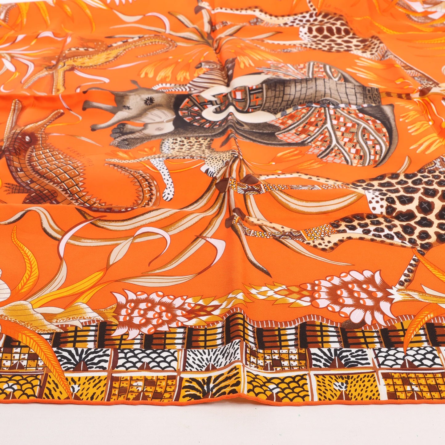 Hermès Carré 90 „LA MARCHE Du ZAMBEZE“ Seidentaschentuch in Orange