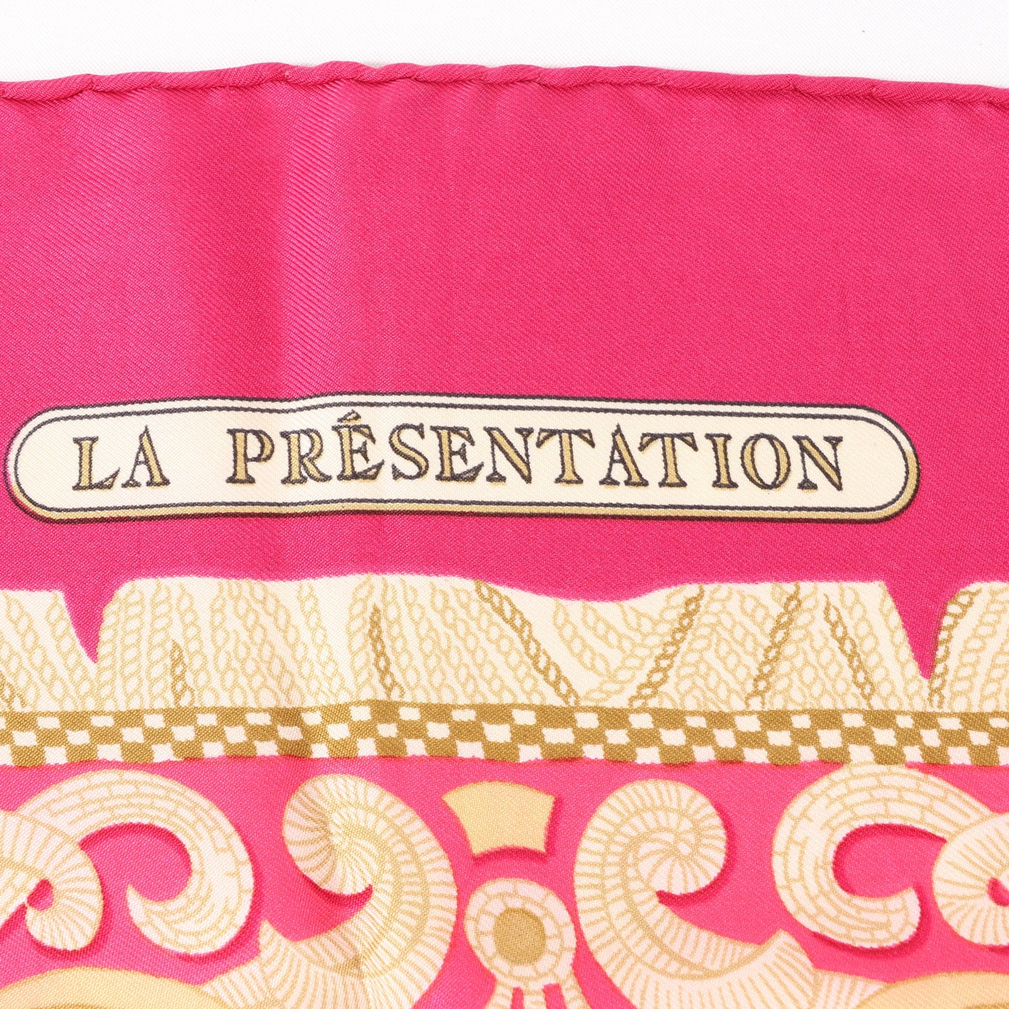 Hermès Carré 90 „LA PRESENTATION“ Seidentaschentuch in Burgunderrot