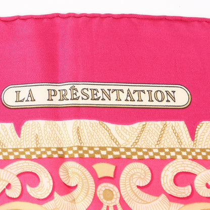 Hermès Carré 90 „LA PRESENTATION“ Seidentaschentuch in Burgunderrot