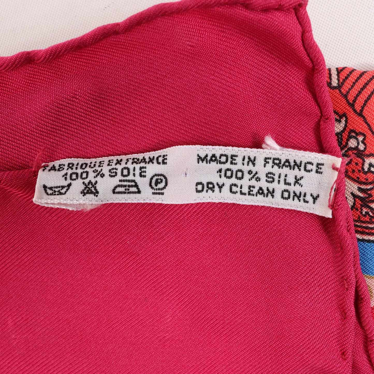 Hermès Carré 90 „LA PRESENTATION“ Seidentaschentuch in Burgunderrot