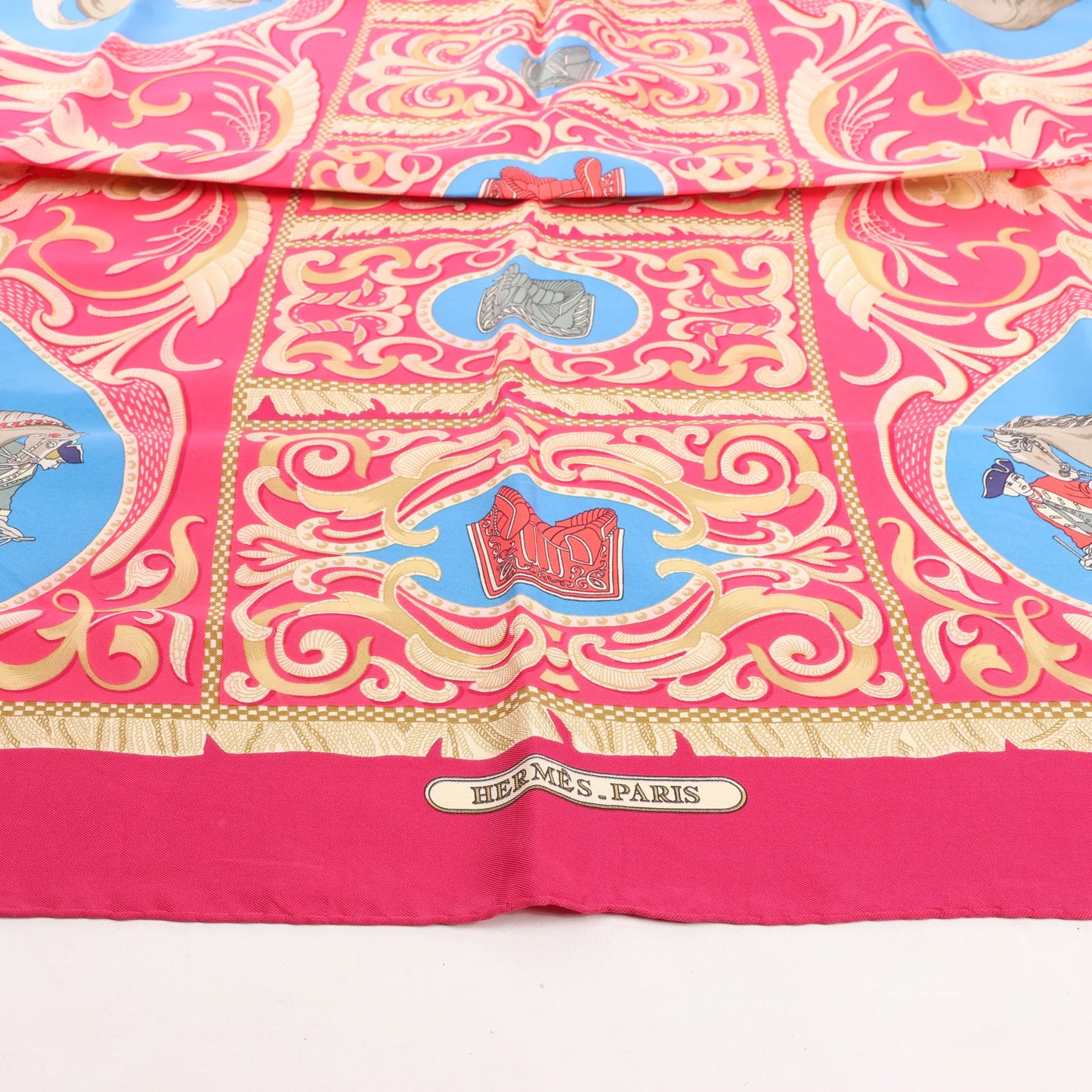 Hermès Carré 90 „LA PRESENTATION“ Seidentaschentuch in Burgunderrot