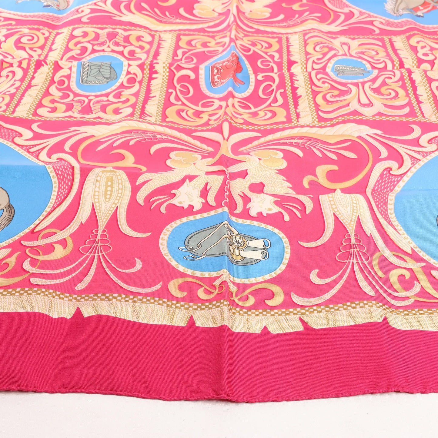 Hermès Carré 90 „LA PRESENTATION“ Seidentaschentuch in Burgunderrot