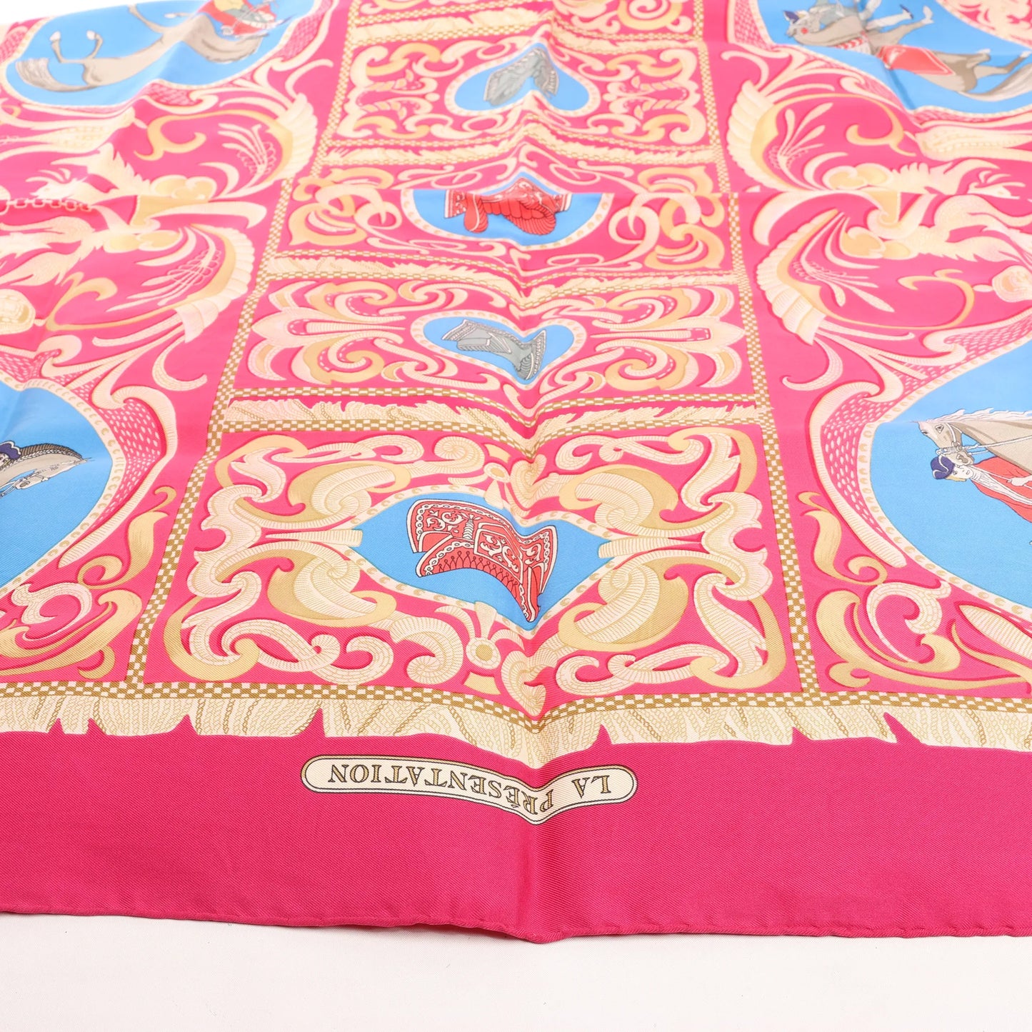 Hermès Carré 90 „LA PRESENTATION“ Seidentaschentuch in Burgunderrot