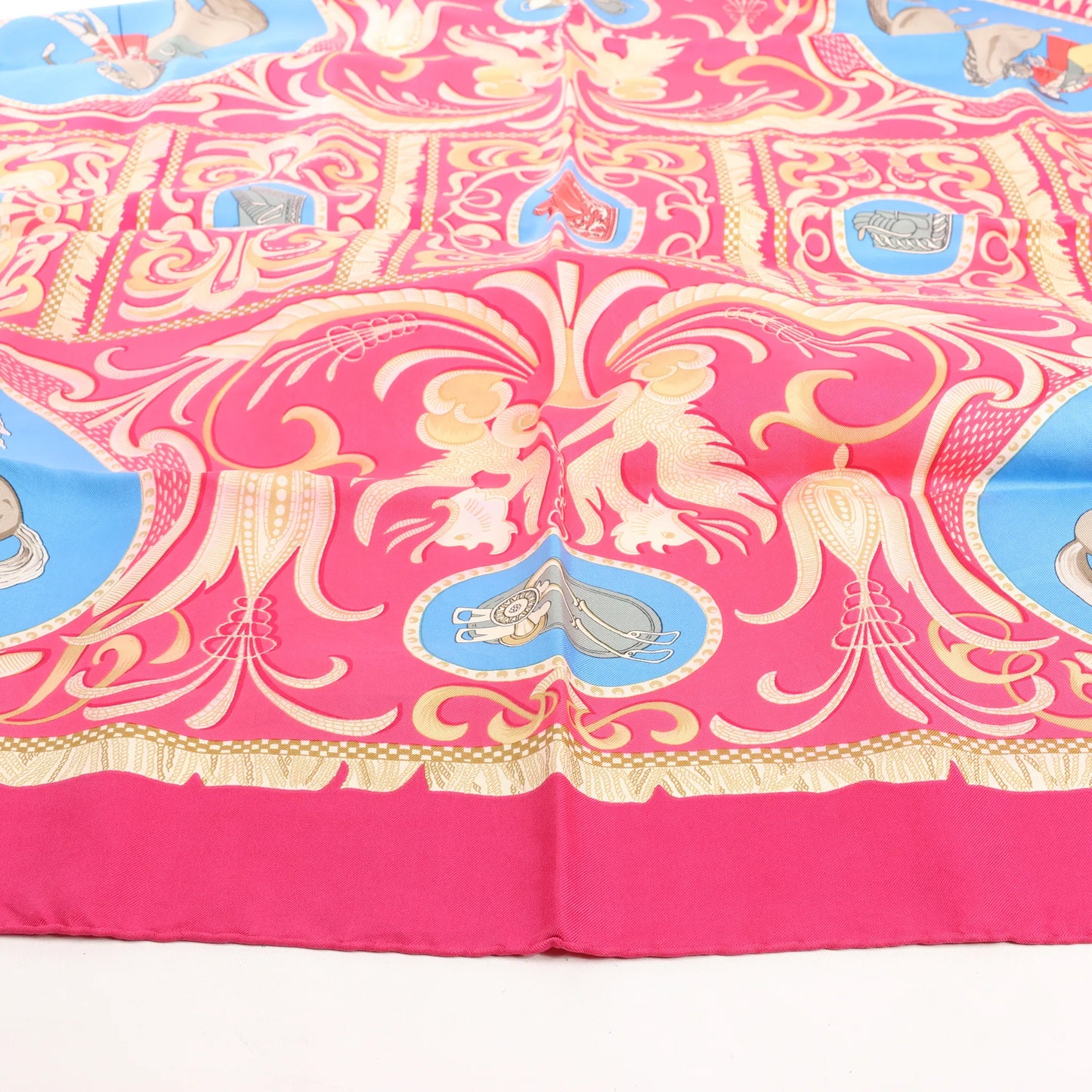 Hermès Carré 90 „LA PRESENTATION“ Seidentaschentuch in Burgunderrot