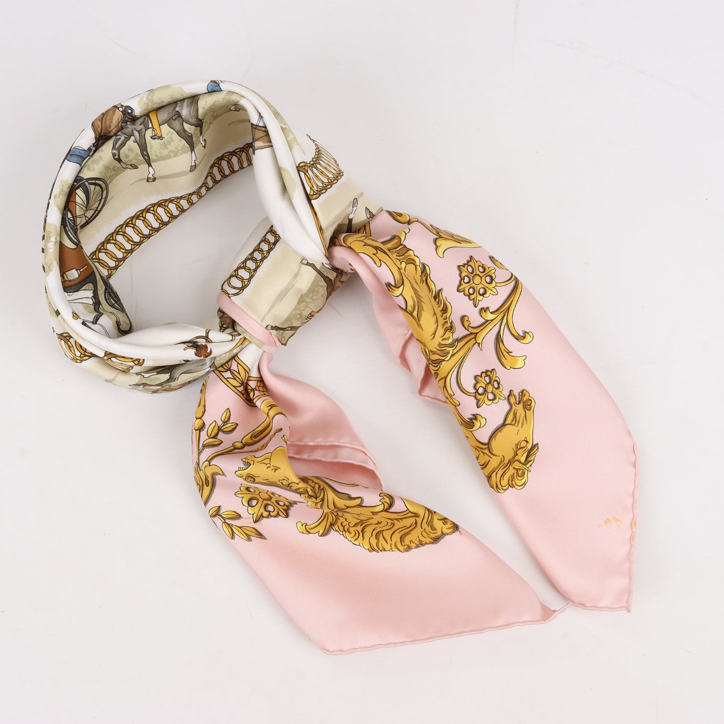 Hermès Carré 90 „LA PROMENADE DE LONGCHAMPS“ Seidentaschentuch in Rosa