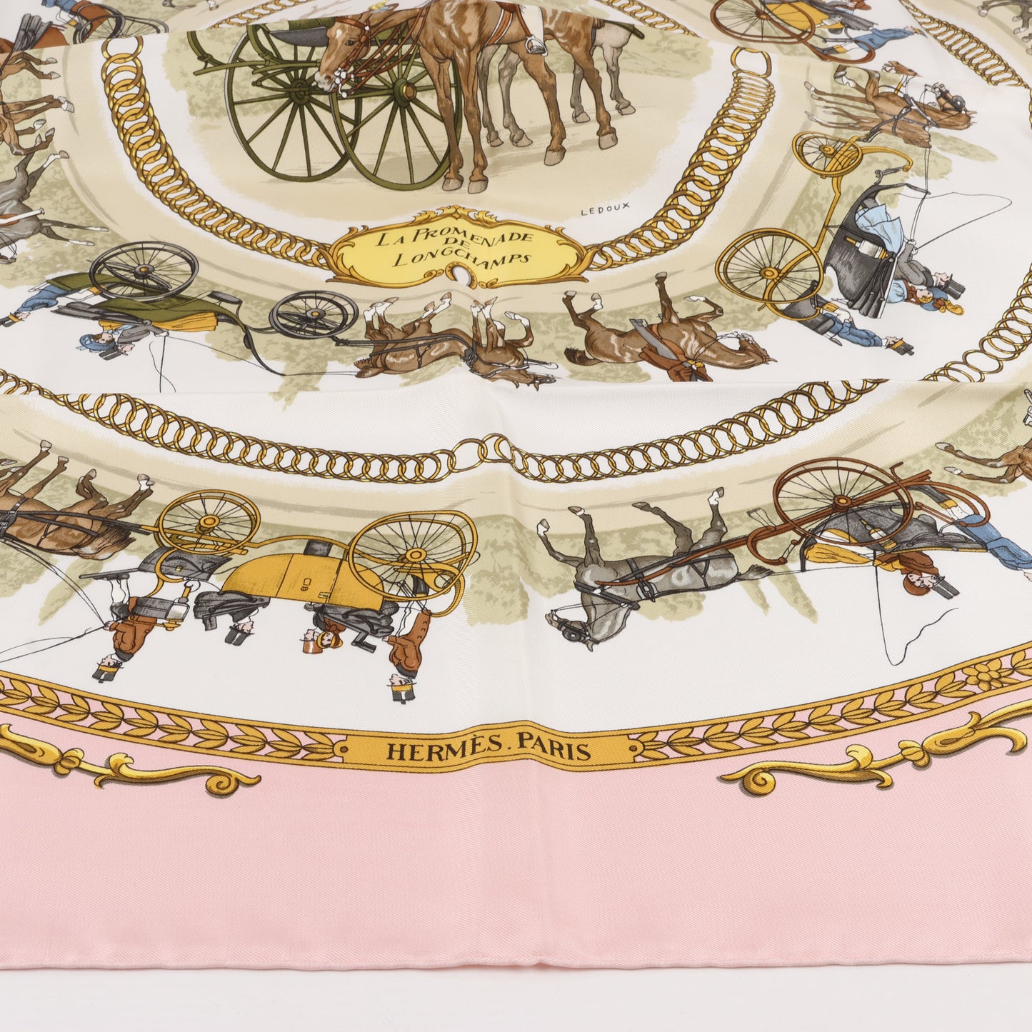 Hermès Carré 90 „LA PROMENADE DE LONGCHAMPS“ Seidentaschentuch in Rosa