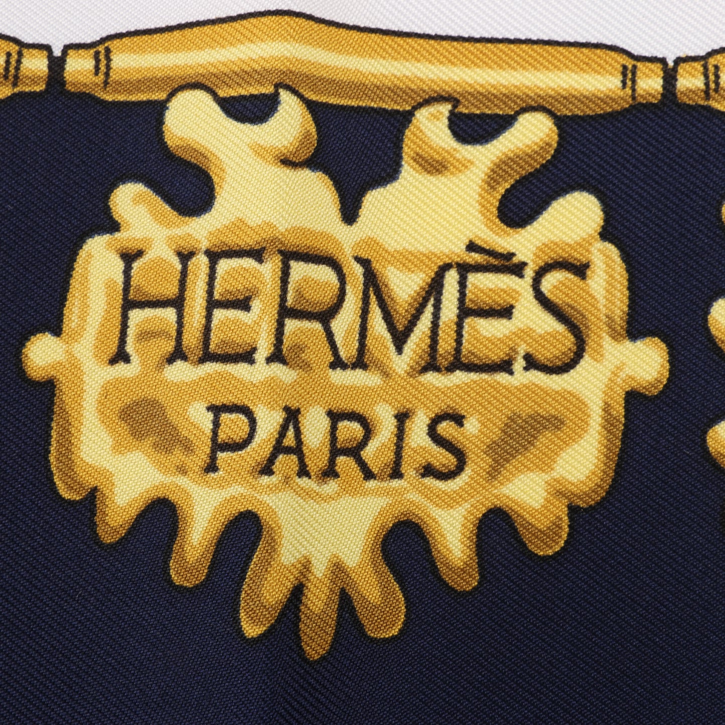 Hermès Carré 90 „LES CAVALIERS D'OR“ Seidentaschentuch in Marineblau