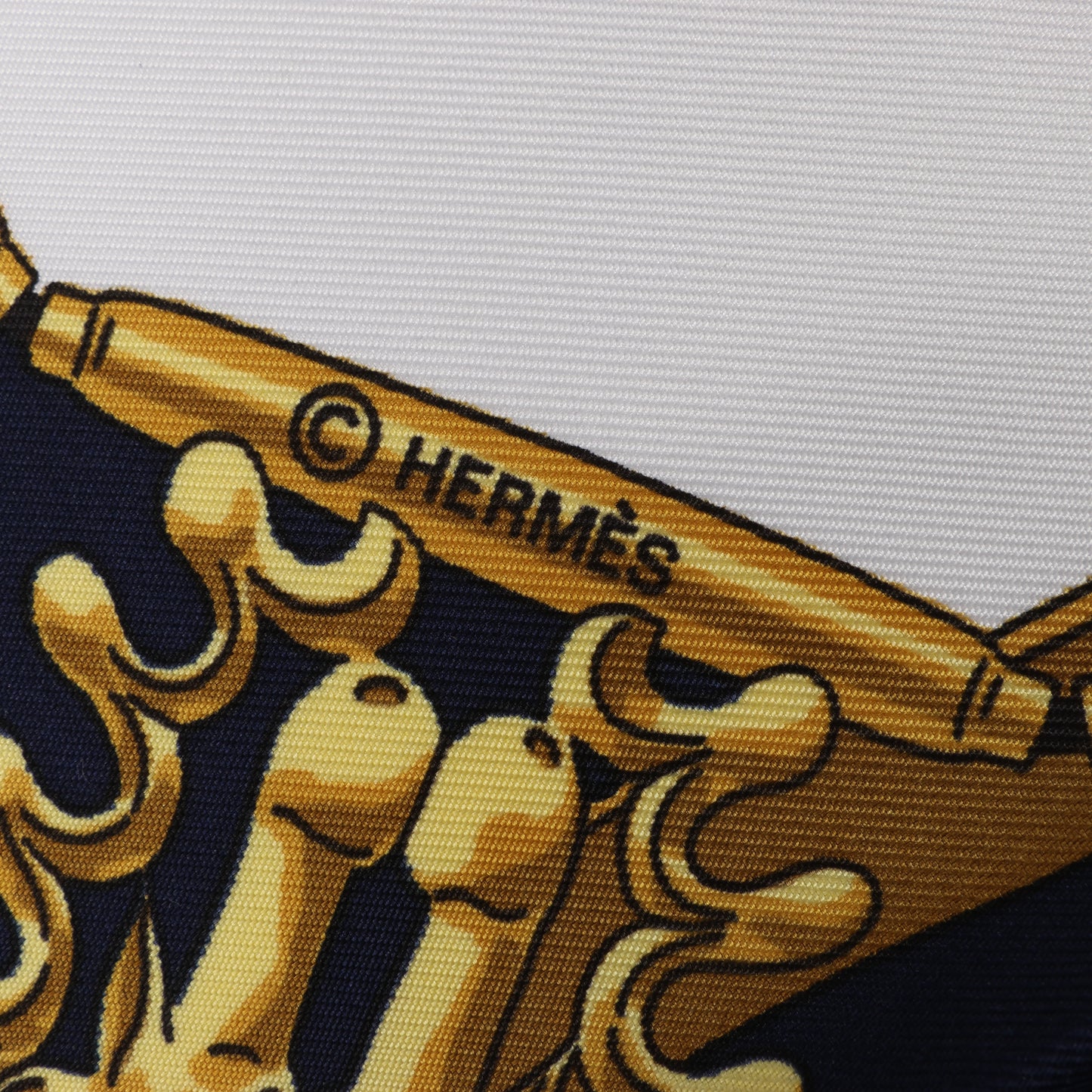 Hermès Carré 90 „LES CAVALIERS D'OR“ Seidentaschentuch in Marineblau