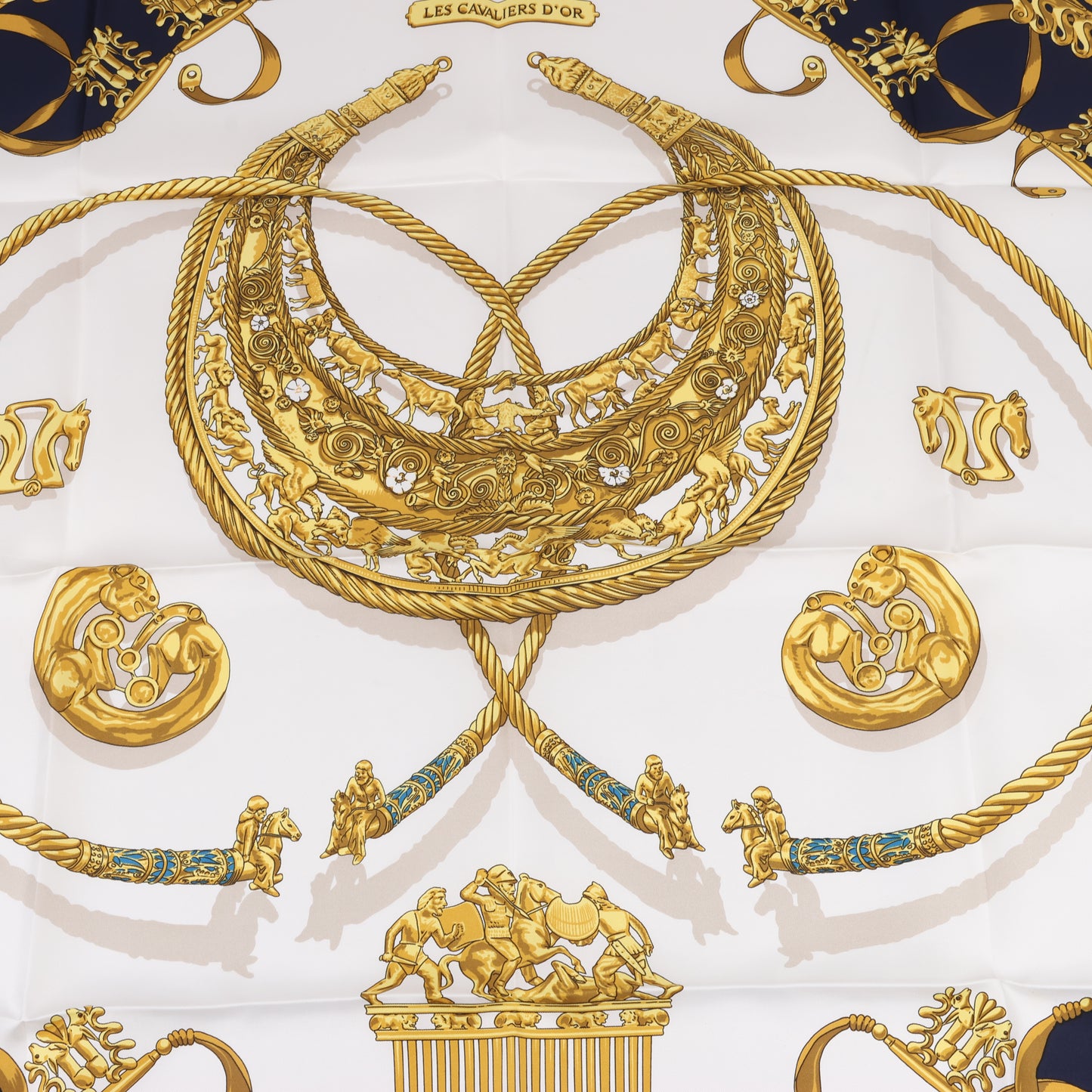 Hermès Carré 90 „LES CAVALIERS D'OR“ Seidentaschentuch in Marineblau