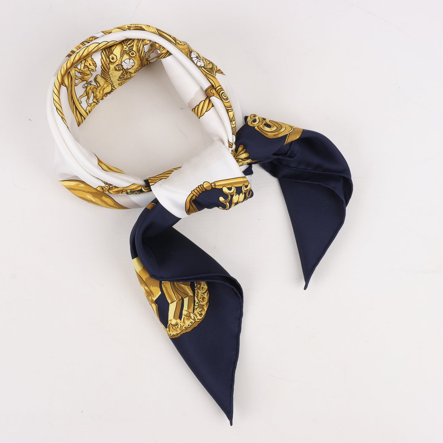 Hermès Carré 90 „LES CAVALIERS D'OR“ Seidentaschentuch in Marineblau