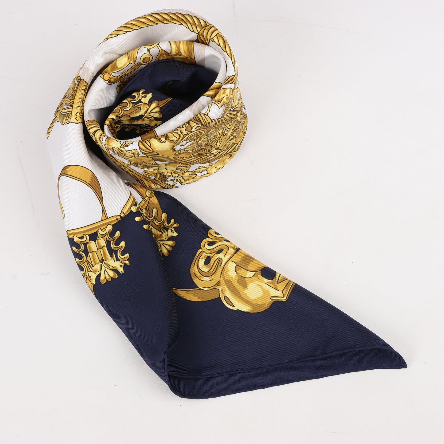 Hermès Carré 90 „LES CAVALIERS D'OR“ Seidentaschentuch in Marineblau