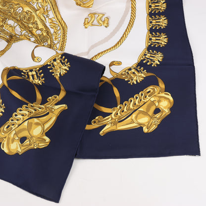 Hermès Carré 90 „LES CAVALIERS D'OR“ Seidentaschentuch in Marineblau