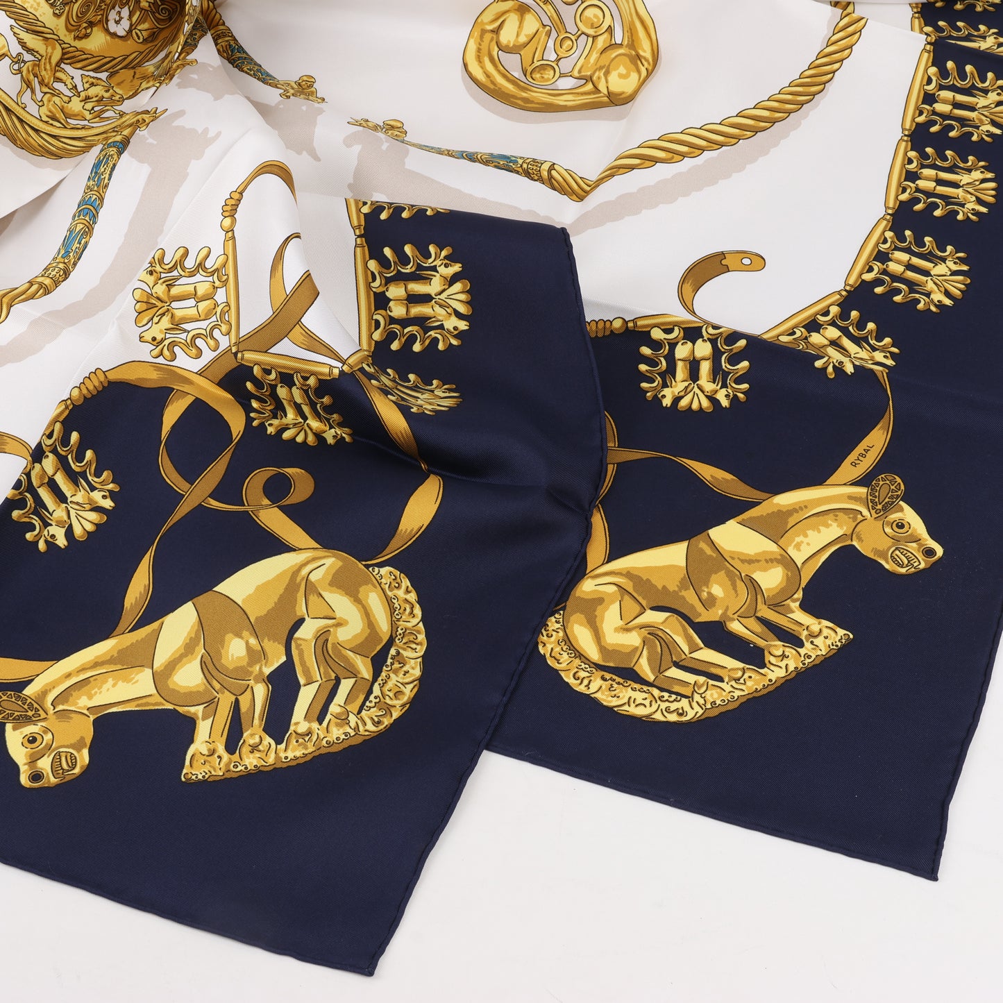 Hermès Carré 90 „LES CAVALIERS D'OR“ Seidentaschentuch in Marineblau