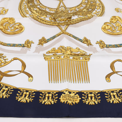 Hermès Carré 90 „LES CAVALIERS D'OR“ Seidentaschentuch in Marineblau