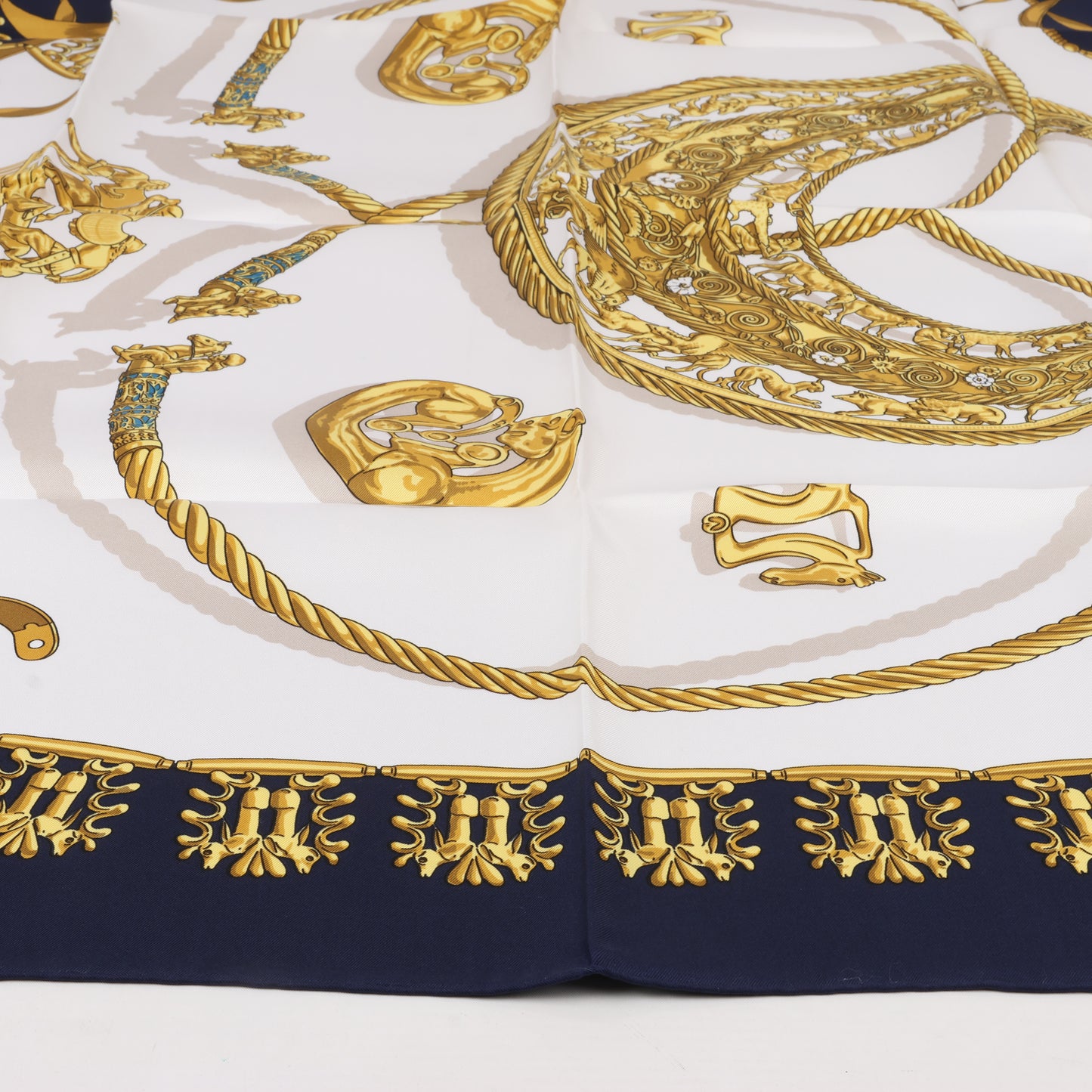 Hermès Carré 90 „LES CAVALIERS D'OR“ Seidentaschentuch in Marineblau