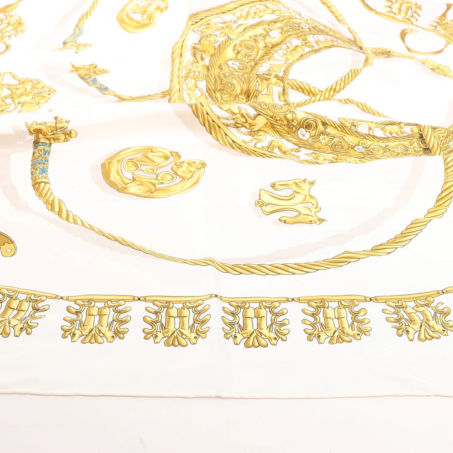 Hermès Carré 90 „LES CAVALIERS D'OR“ Seidentaschentuch in Weiß