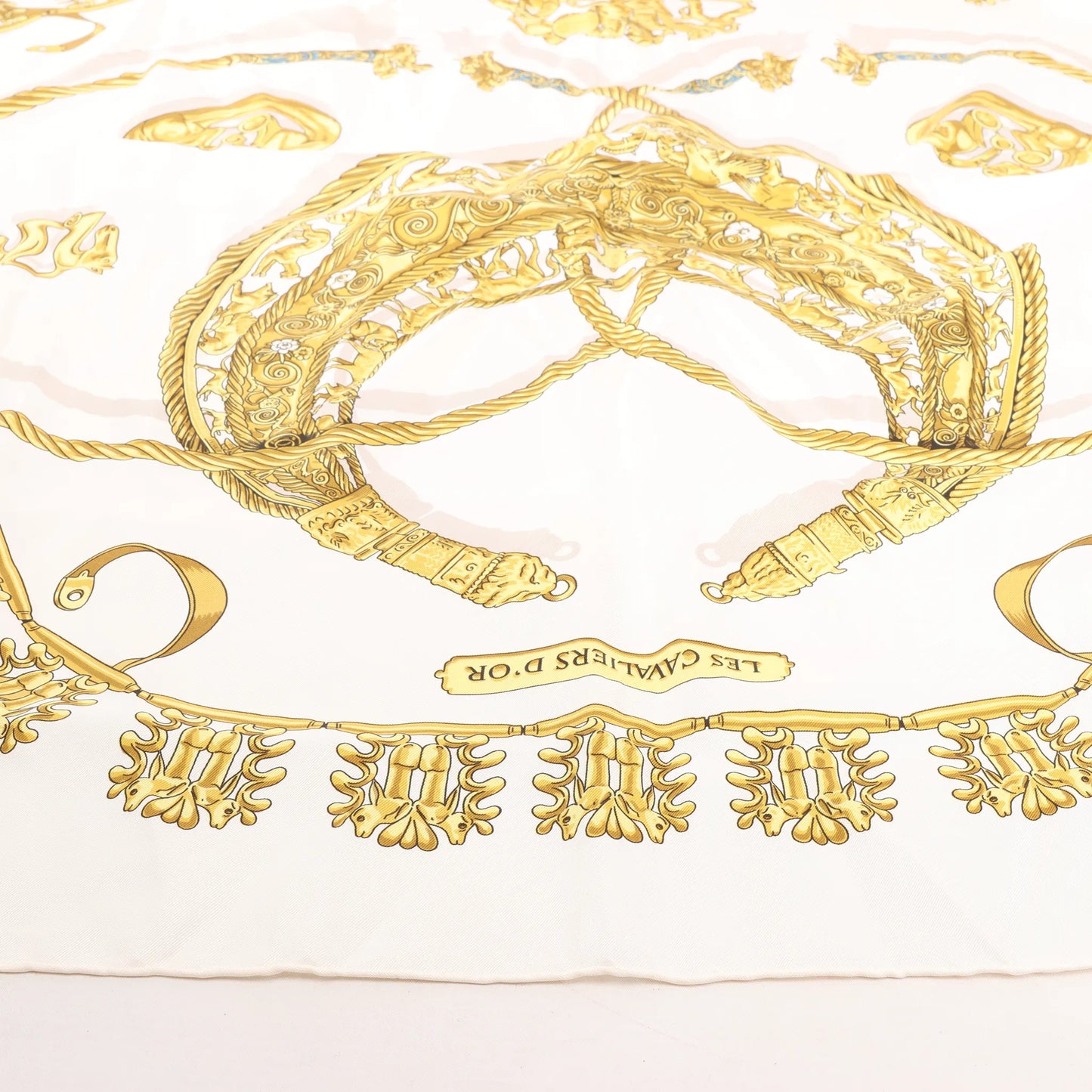 Hermès Carré 90 „LES CAVALIERS D'OR“ Seidentaschentuch in Weiß